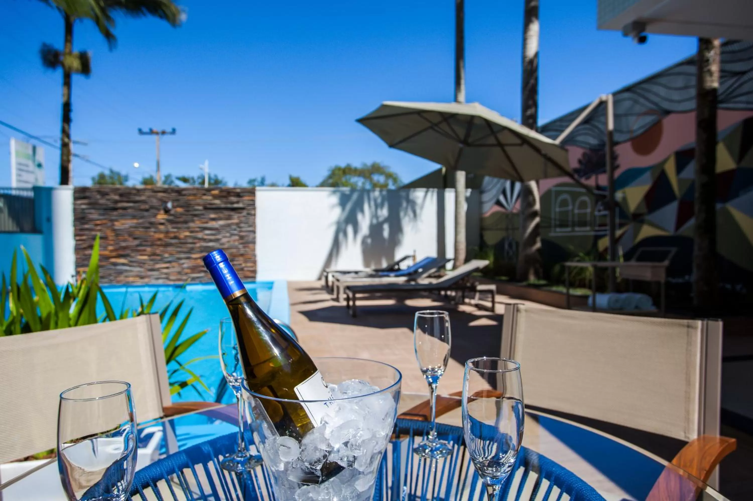 Swimming pool in Santa Inn Hotel