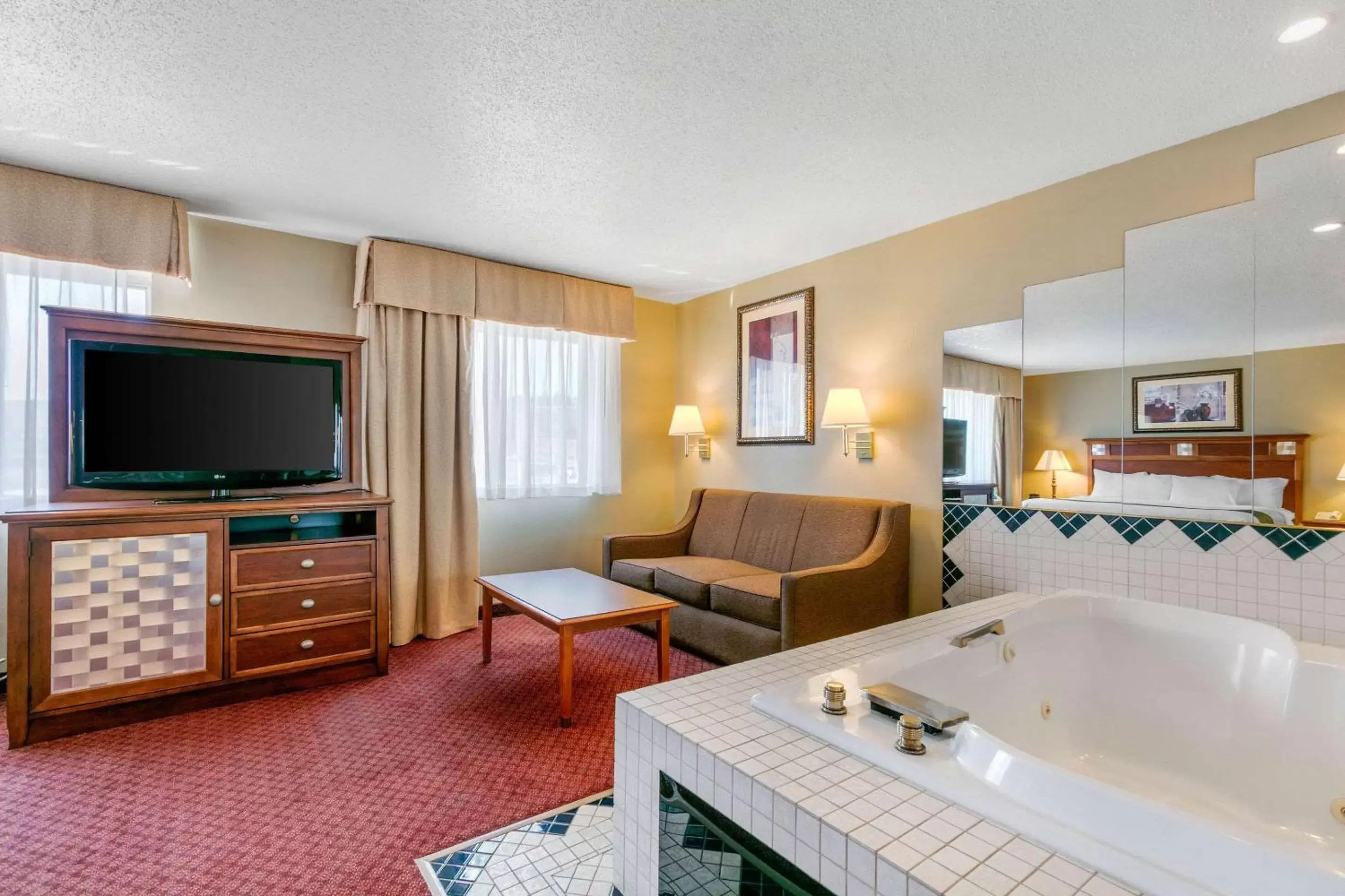 Photo of the whole room, TV/Entertainment Center in Quality Inn near Monument Health Rapid City Hospital