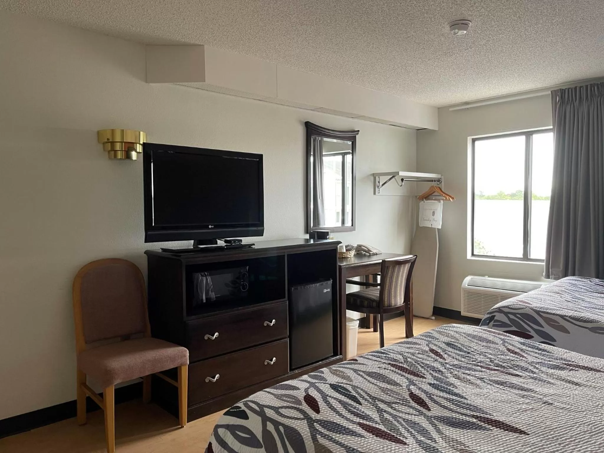 Bedroom, Bed in Red Roof Inn Branson
