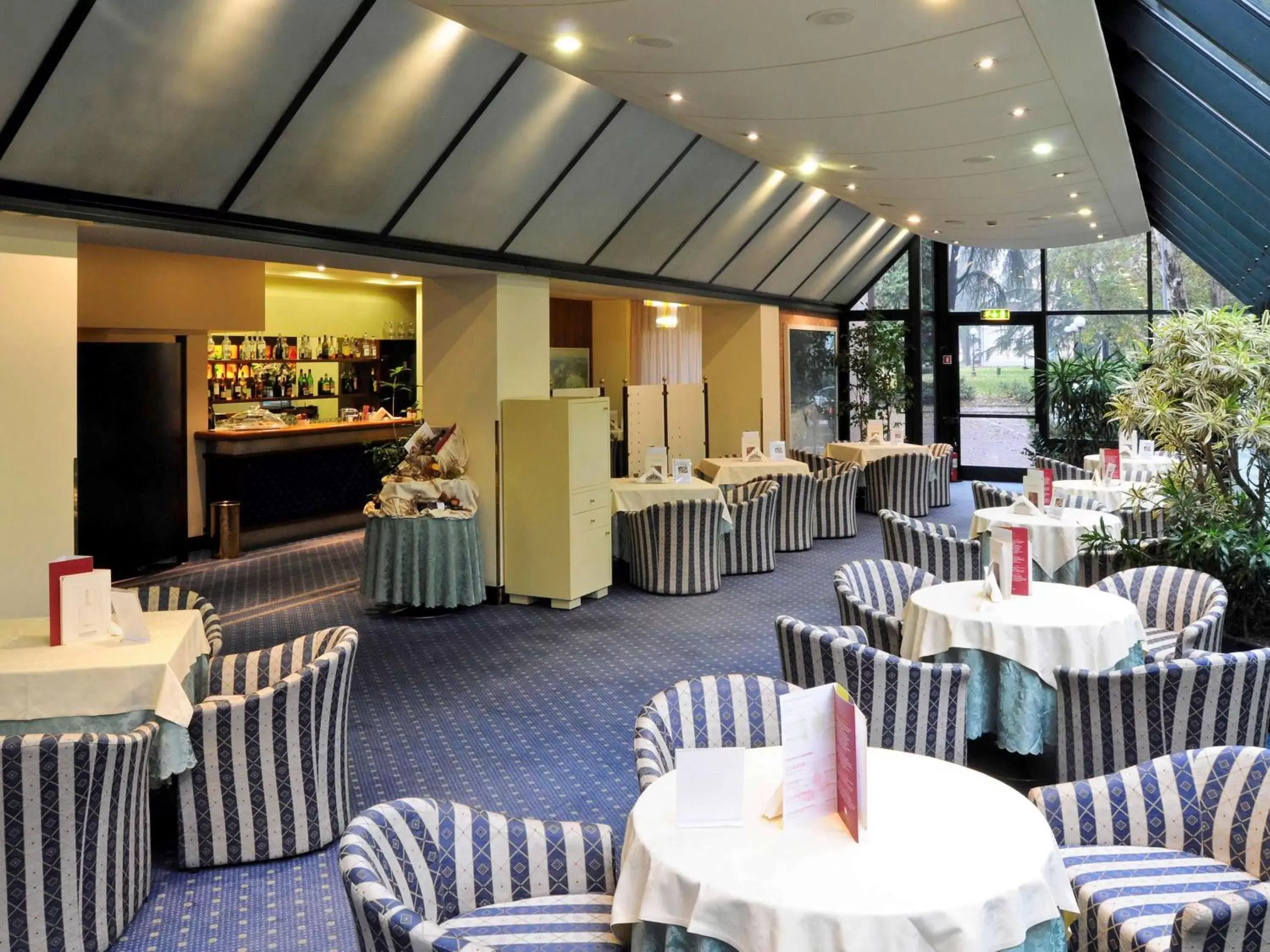 Lounge or bar, Restaurant/Places to Eat in Mercure Reggio Emilia Centro Astoria