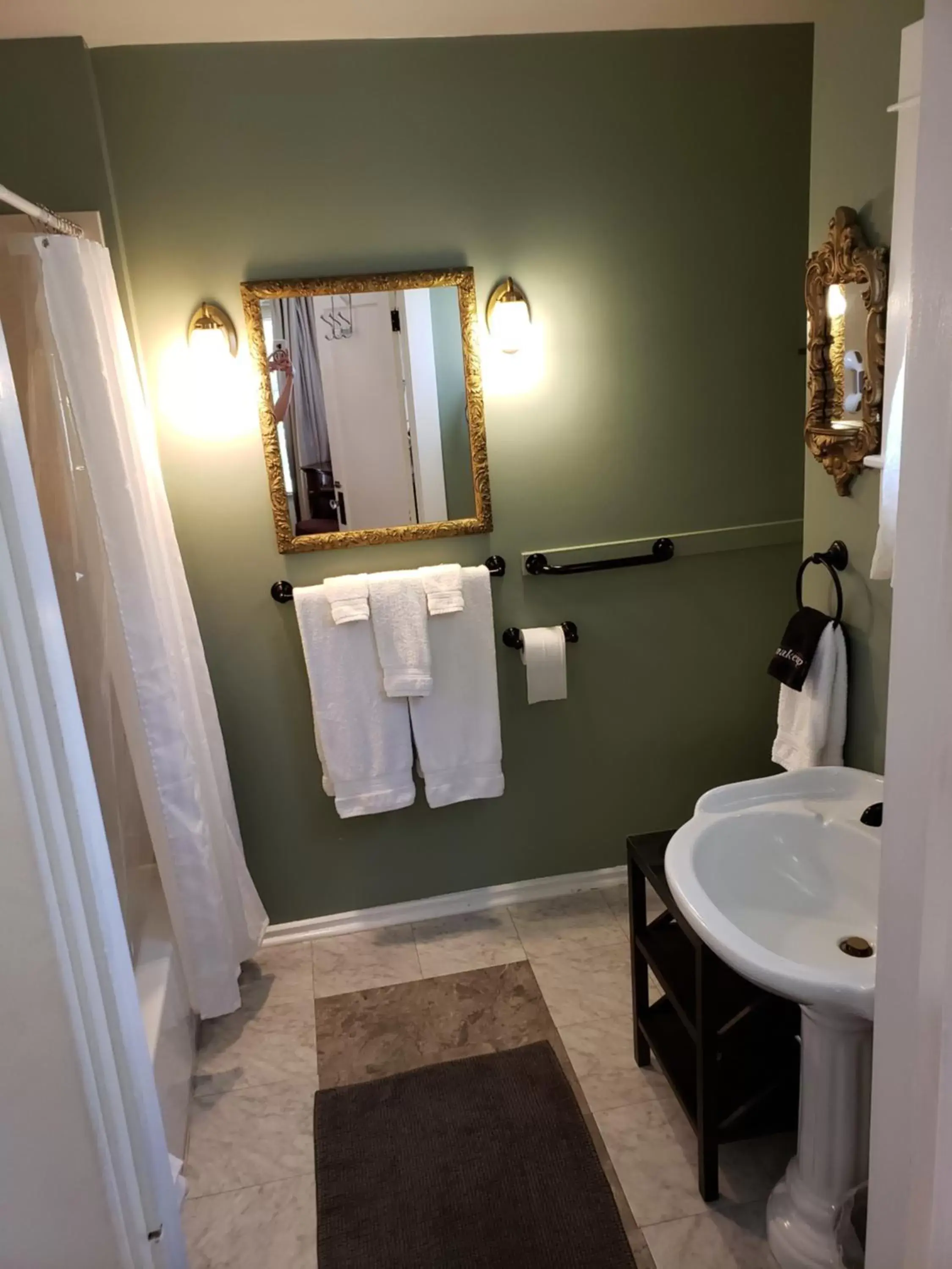 Toilet, Bathroom in Bayberry Inn B&B and Oregon Wellness Retreat