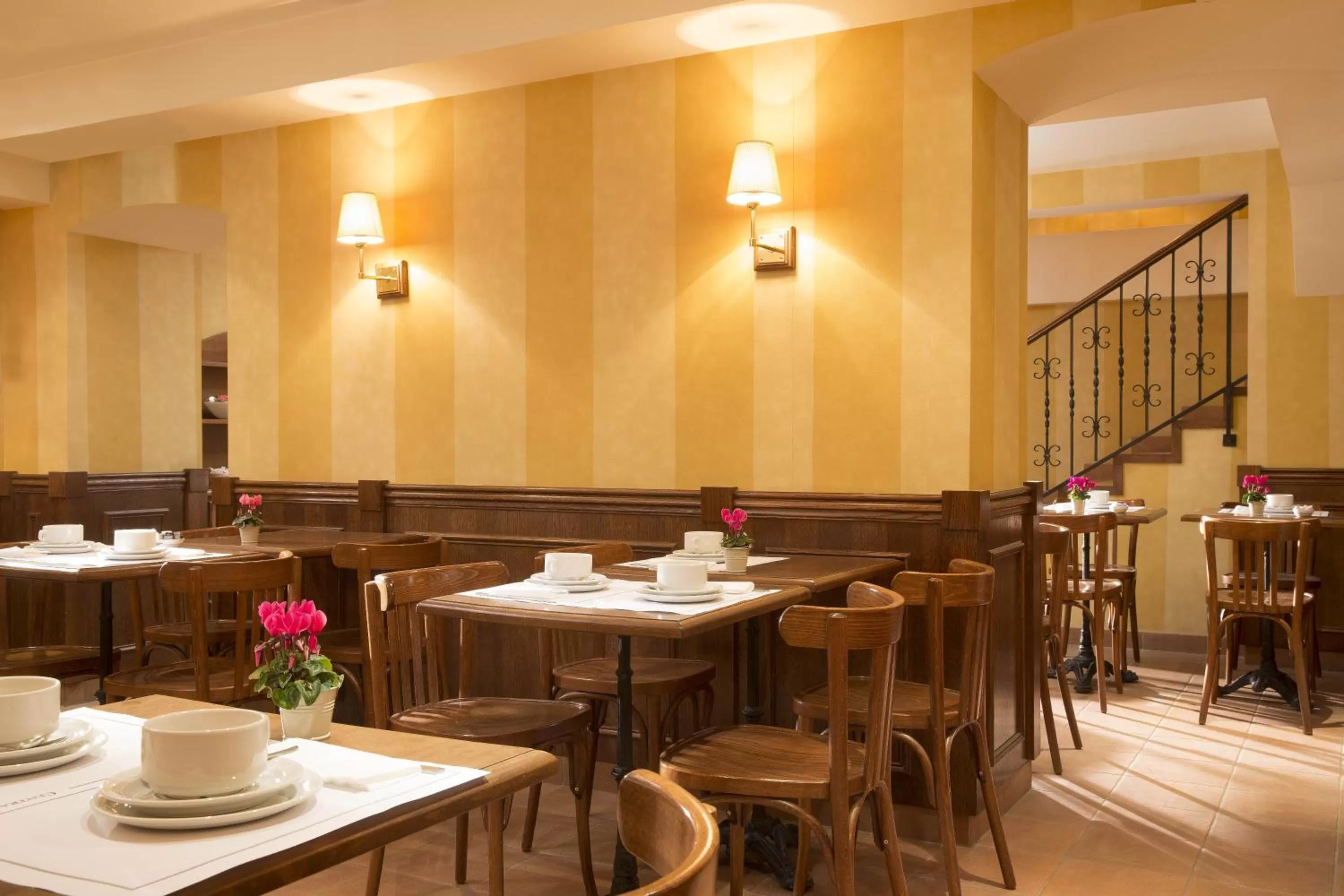 Restaurant/places to eat in Central Hotel Paris