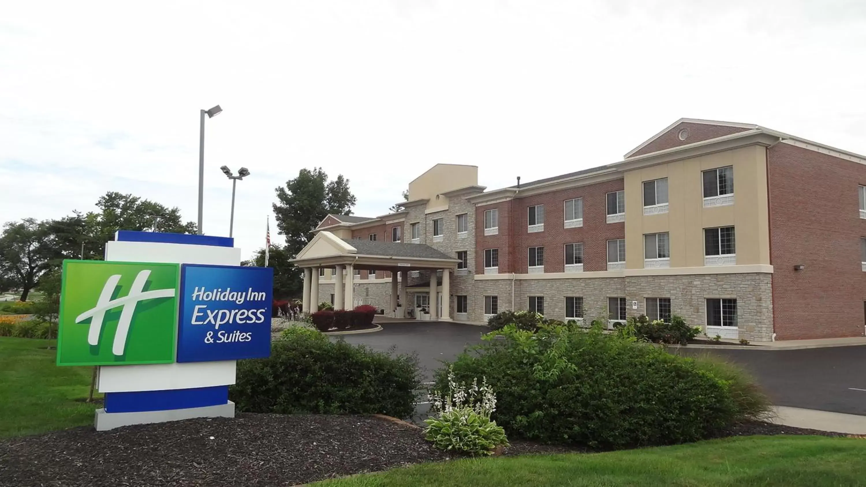 Property Building in Holiday Inn Express & Suites Indianapolis North - Carmel, an IHG Hotel