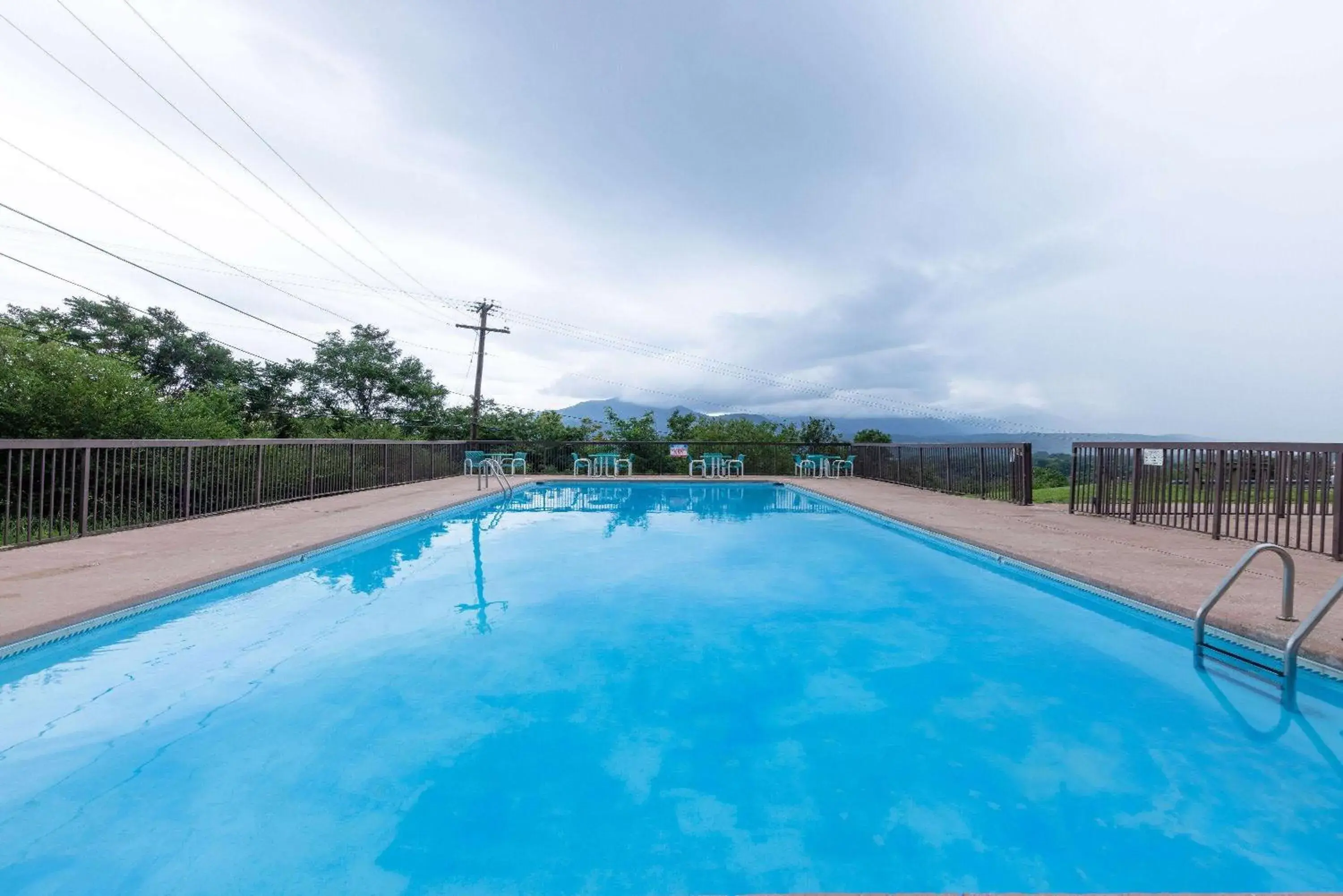 Pool view, Swimming Pool in Howard Johnson by Wyndham Salem Hotel & Conference Center