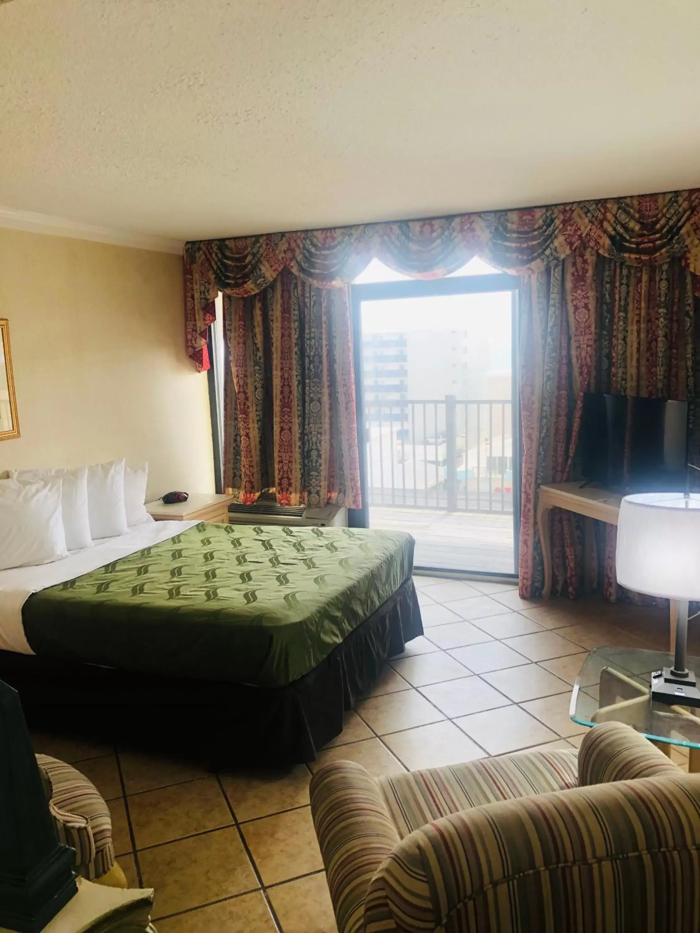 Bed in Quail Inn and Suites - Myrtle Beach