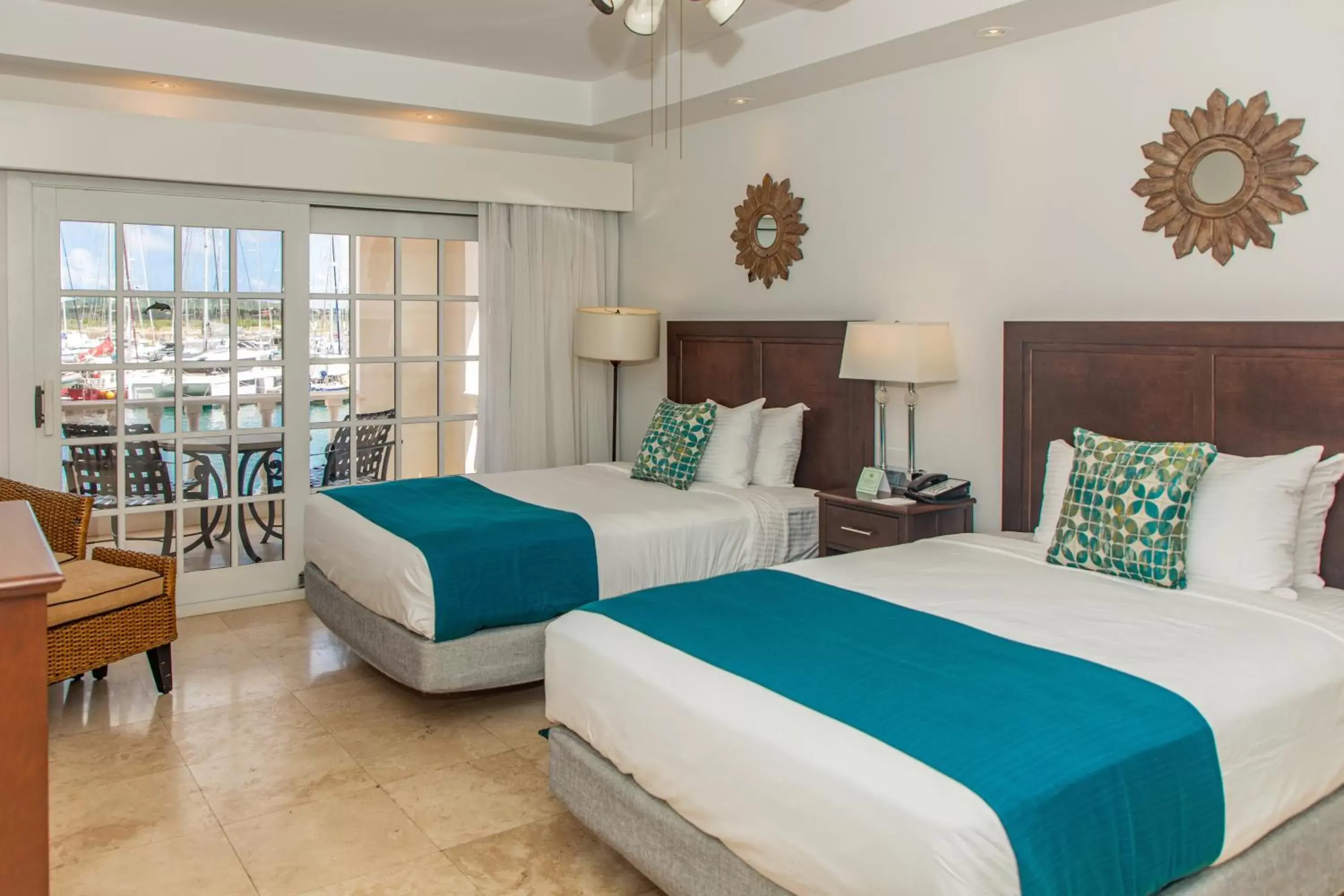 Bedroom, Bed in Harbour Village Beach Club