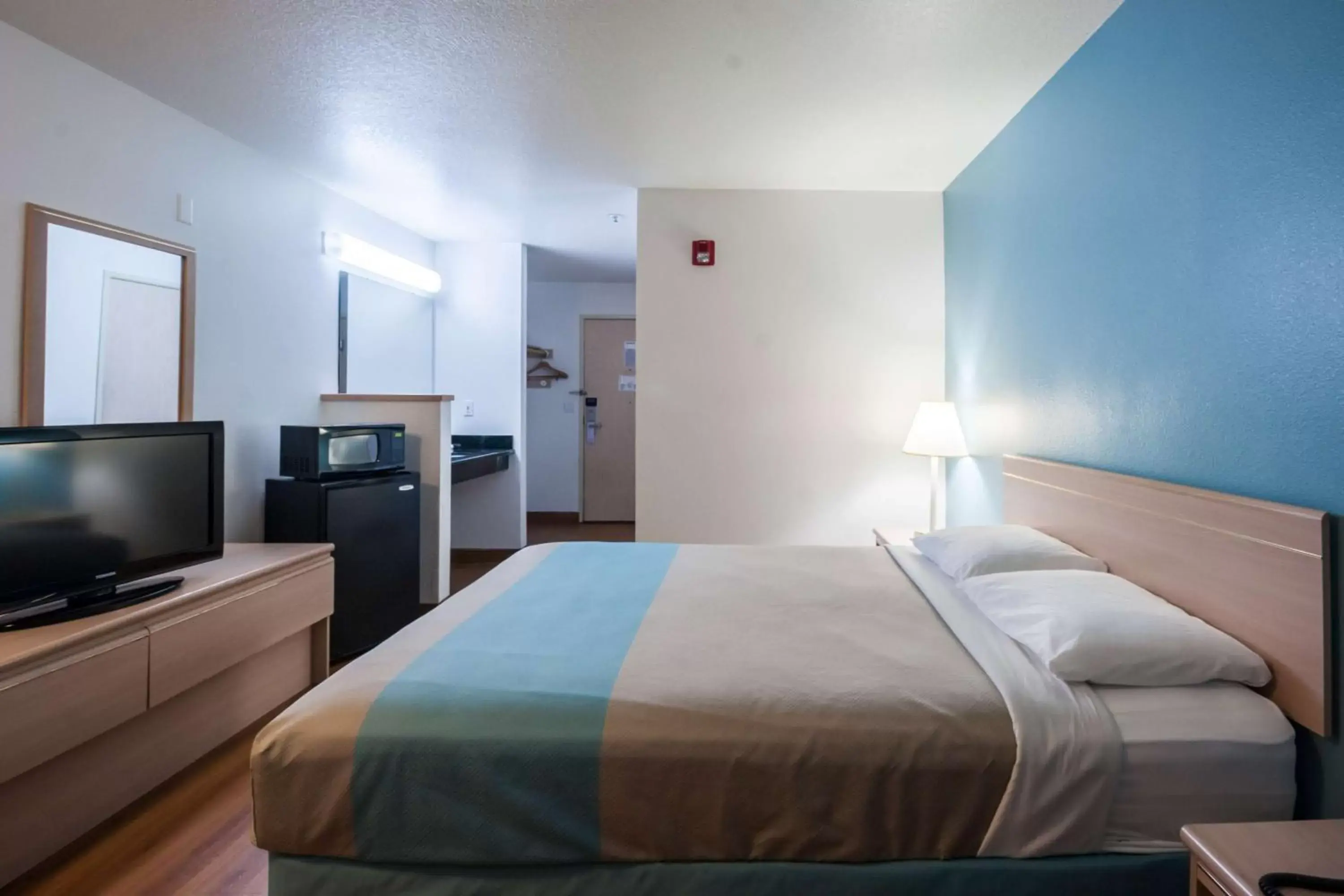 TV and multimedia, Bed in Motel 6-Seaside, OR