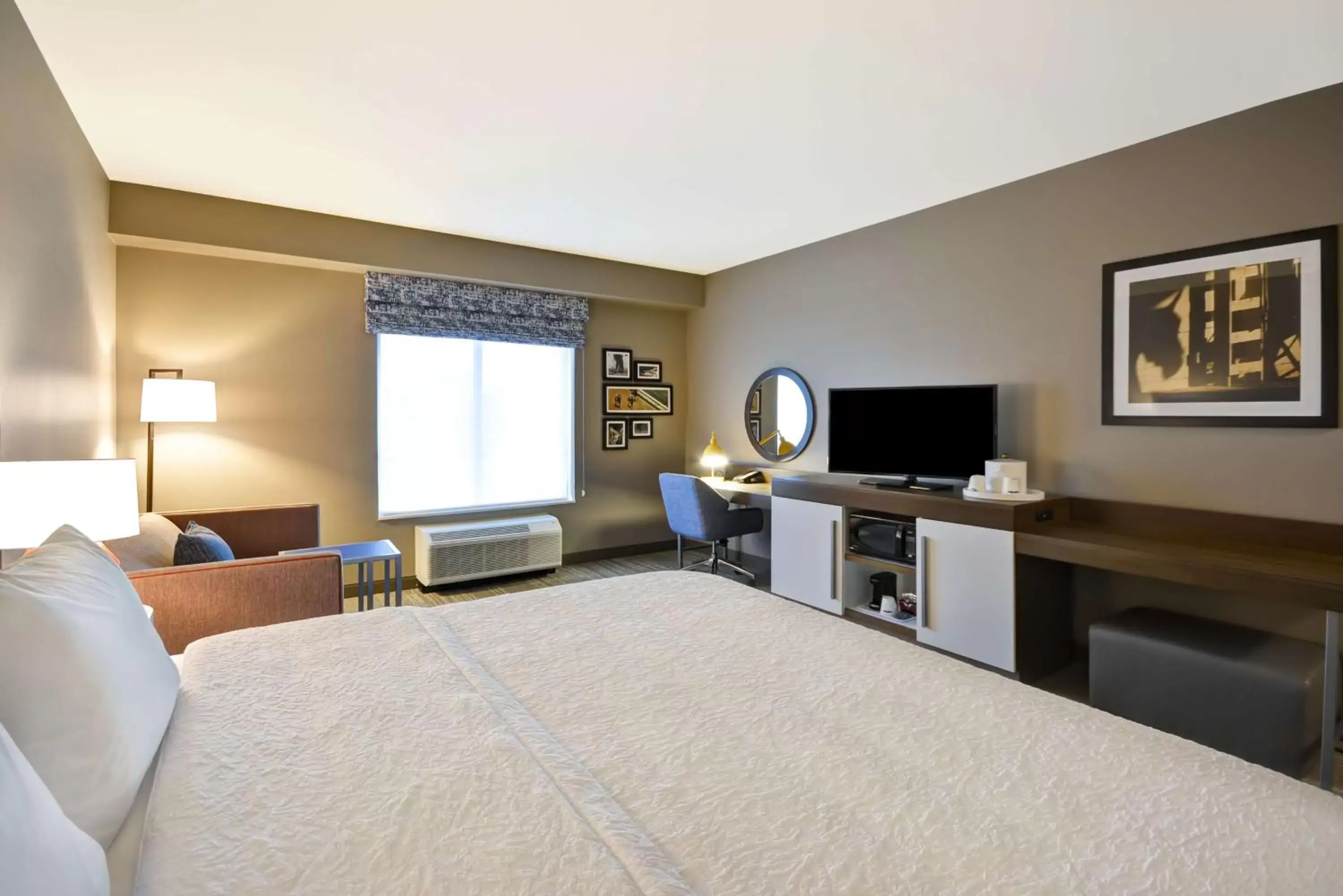 Bedroom, Bed in Hampton Inn Livonia Detroit