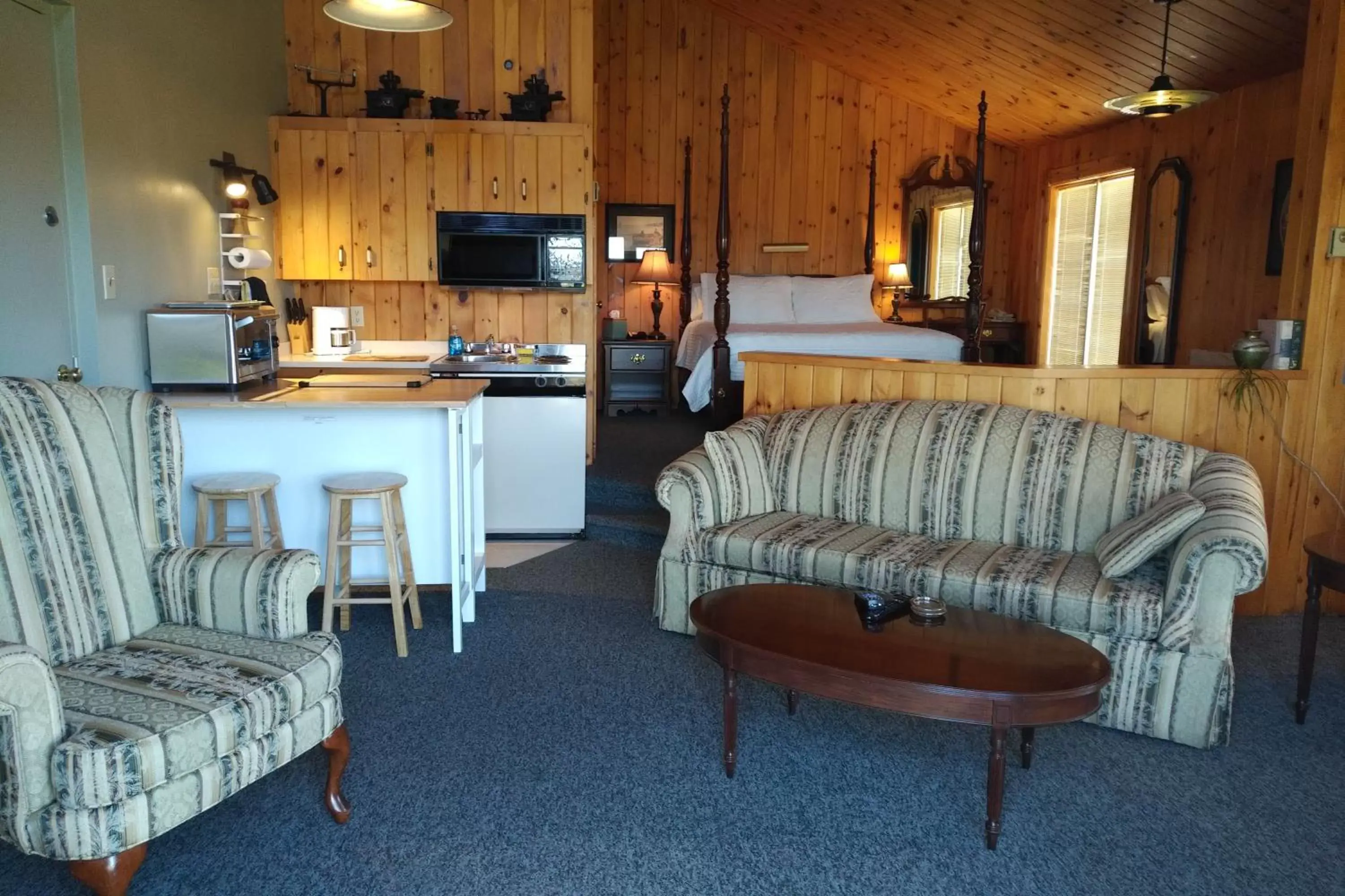 Living room, Seating Area in Amherst Shore Country Inn