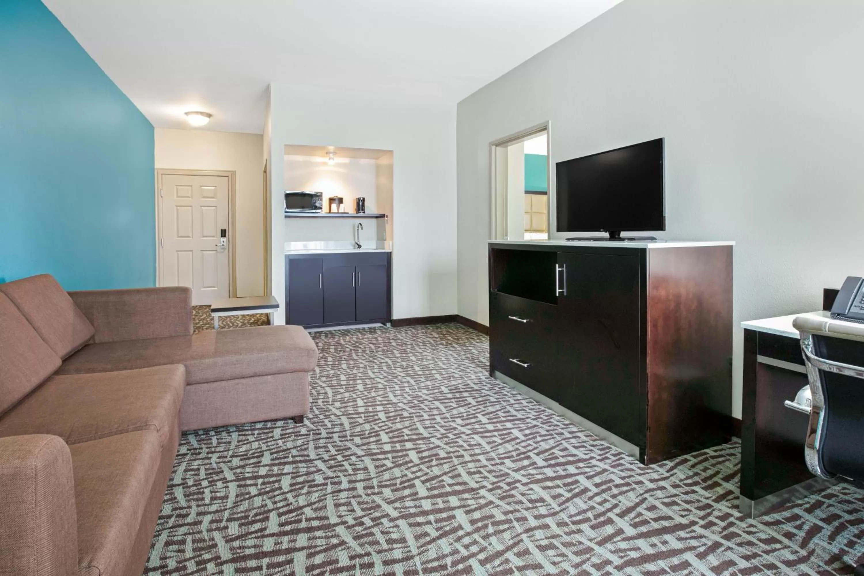 Living room in La Quinta Inn and Suites by Wyndham Paris