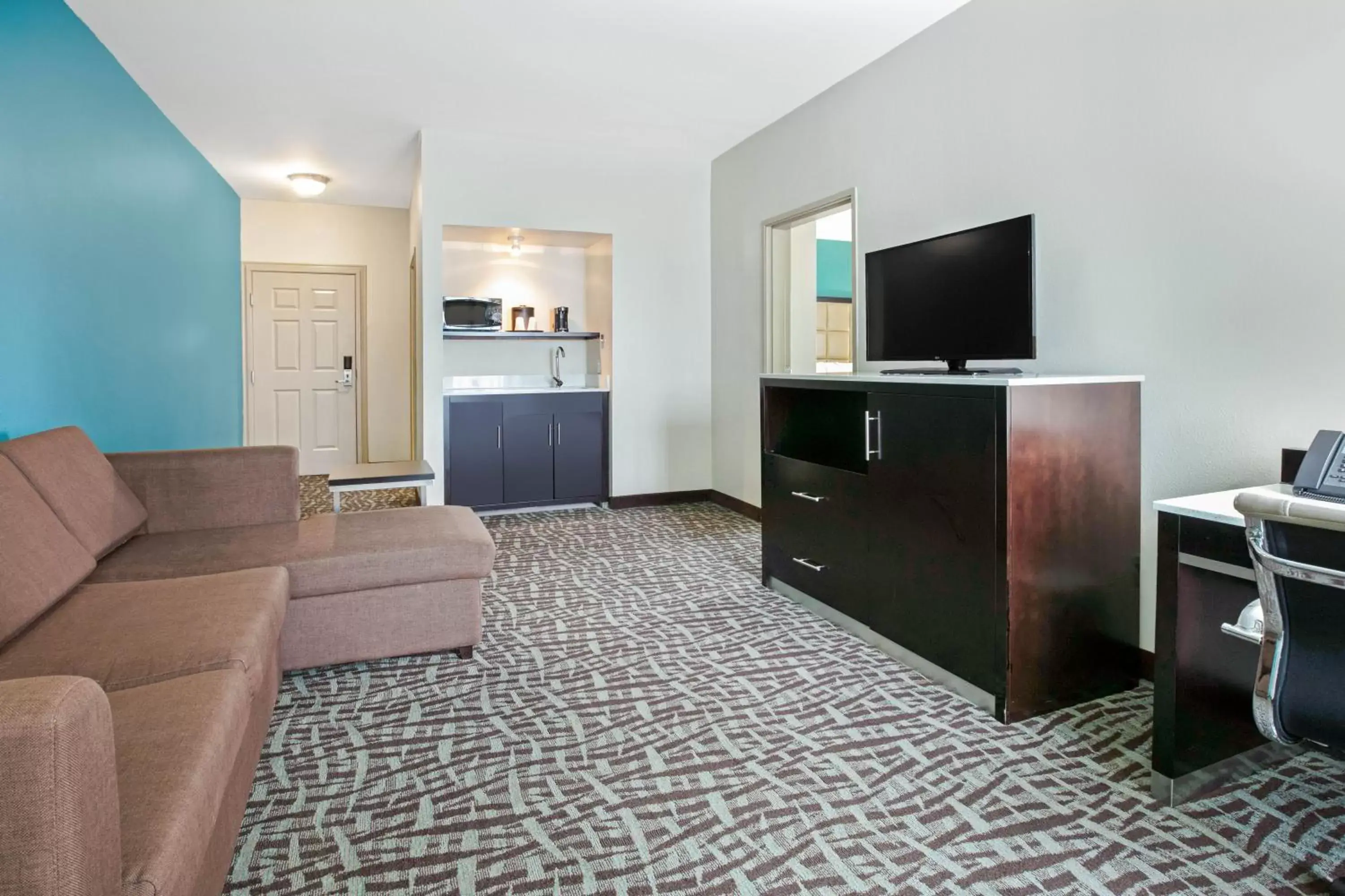 Living room, Seating Area in La Quinta Inn and Suites by Wyndham Paris