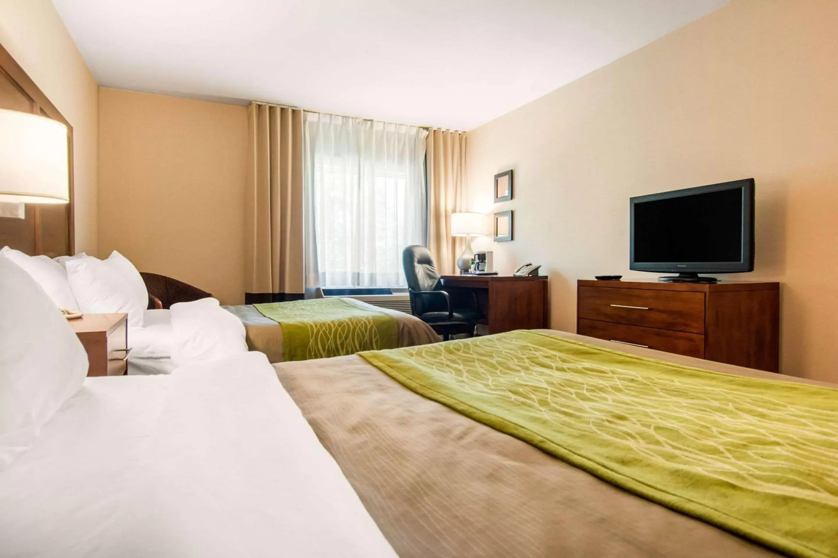 Photo of the whole room, Bed in Comfort Inn & Suites Shawinigan