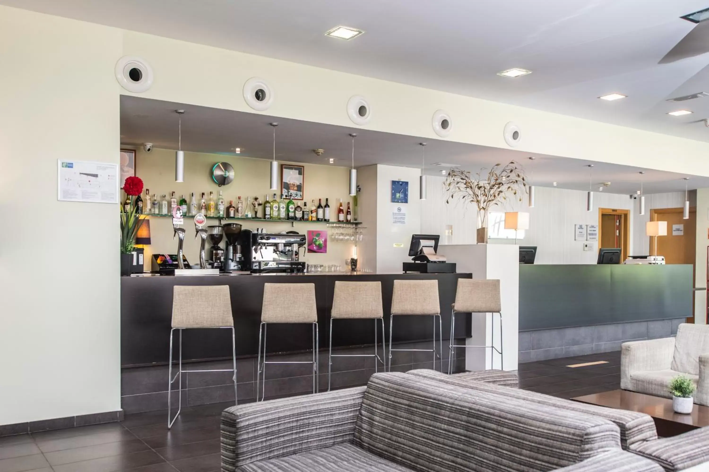 Lounge or bar in Holiday Inn Express Sant Cugat, an IHG Hotel