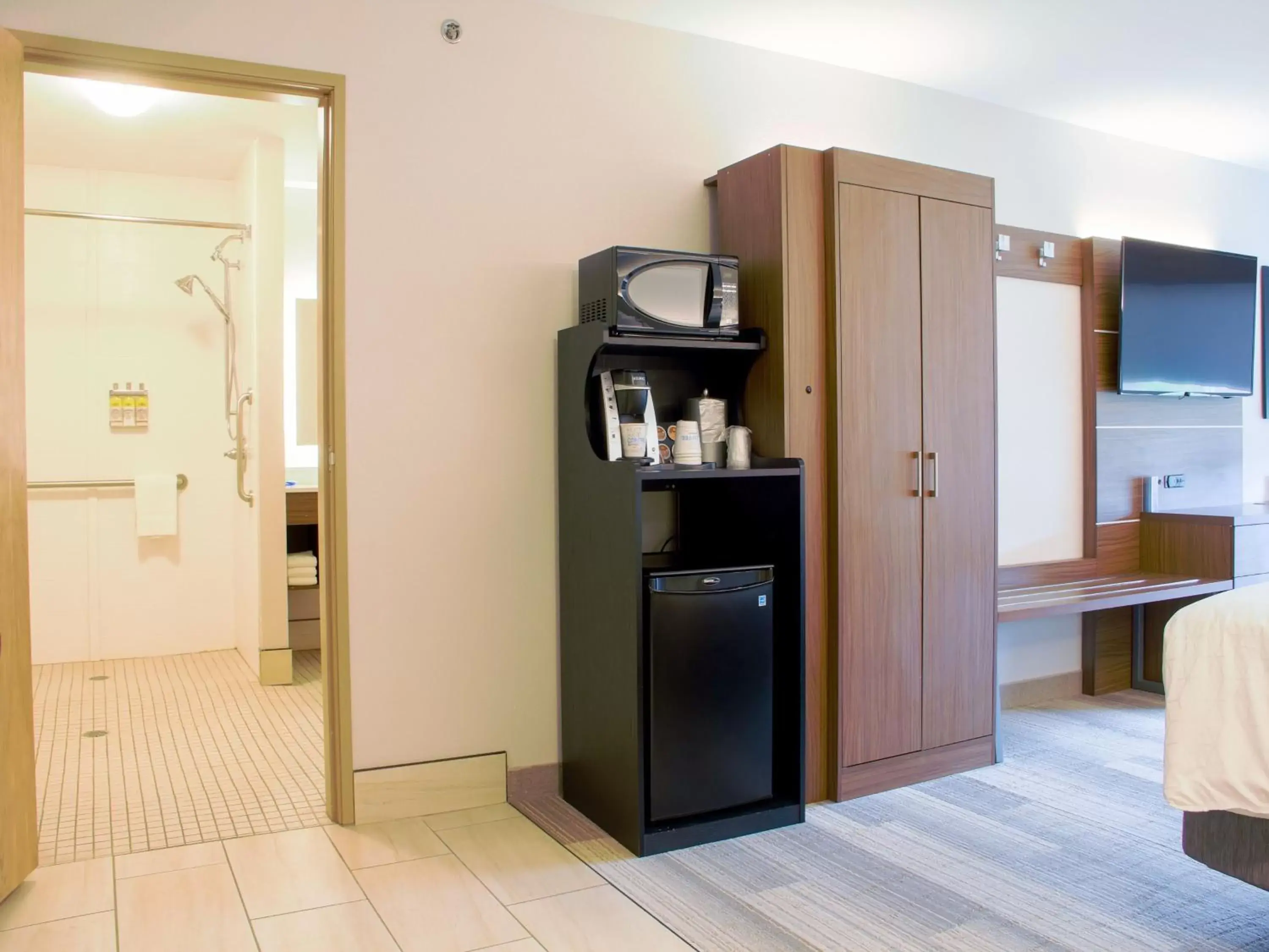 Photo of the whole room, Kitchen/Kitchenette in Holiday Inn Express & Suites Danville, an IHG Hotel