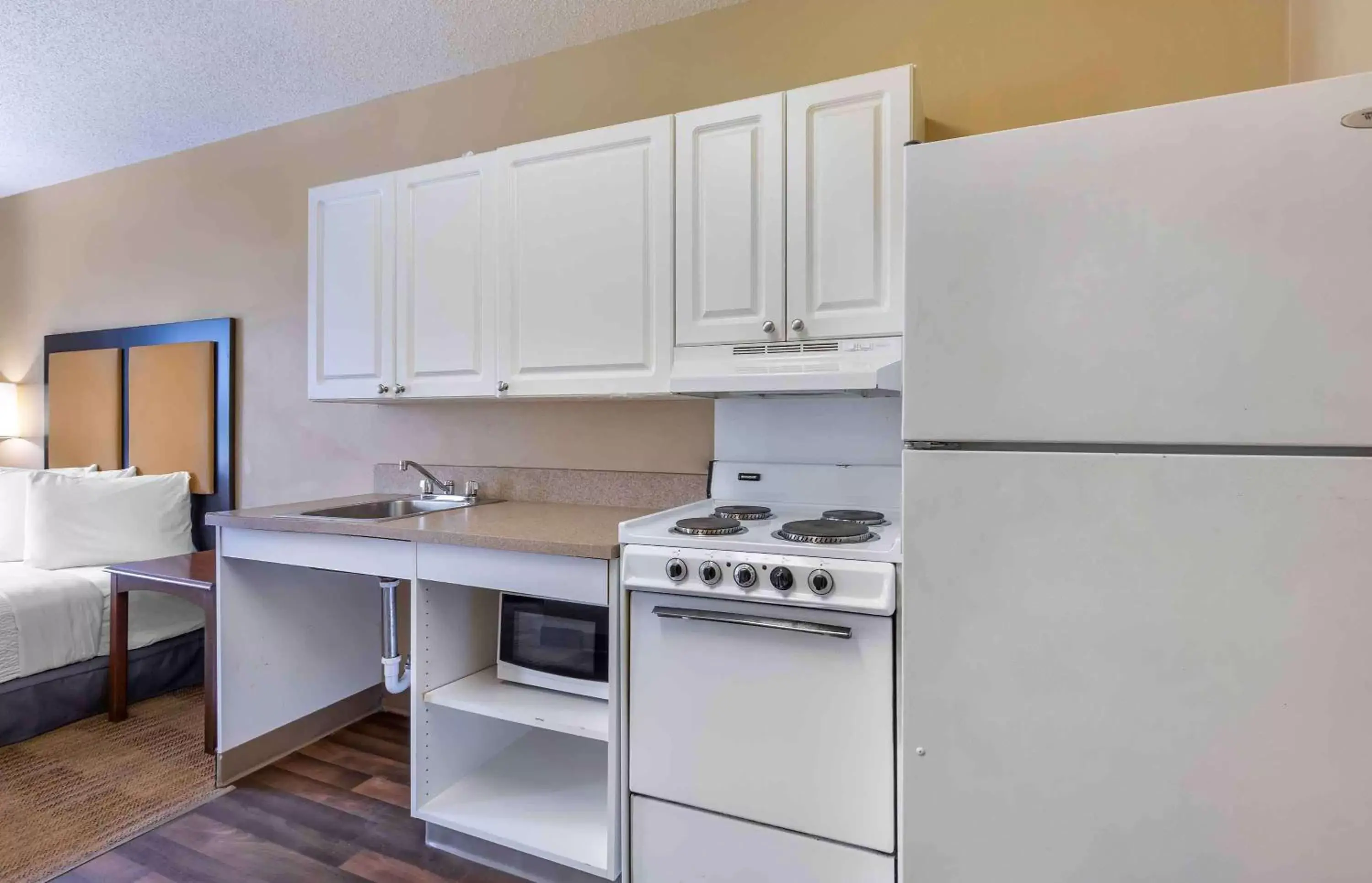 Bedroom, Kitchen/Kitchenette in Extended Stay America Suites - Washington, D.C. - Gaithersburg - South