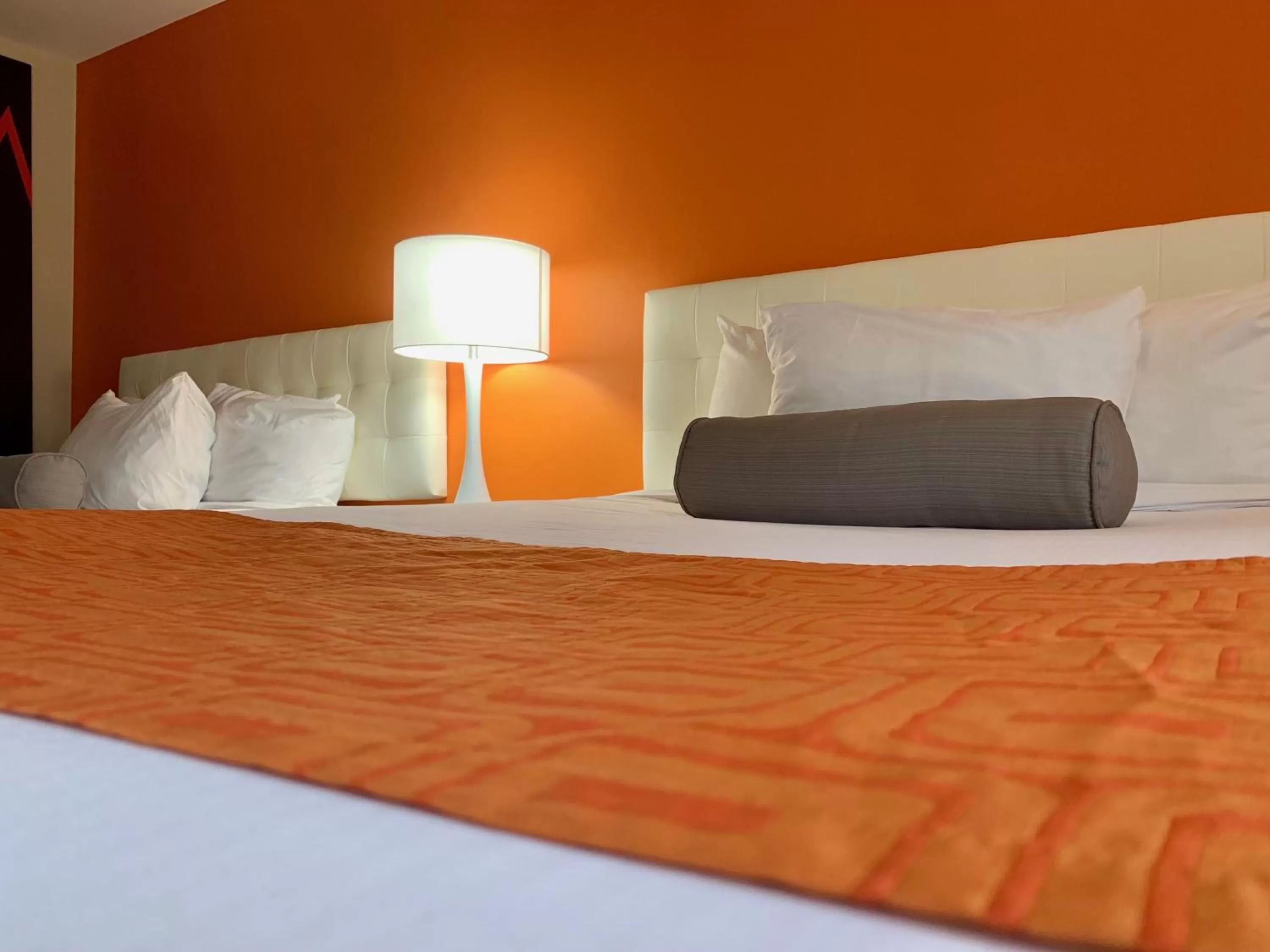 Bed in Howard Johnson by Wyndham Winnipeg West