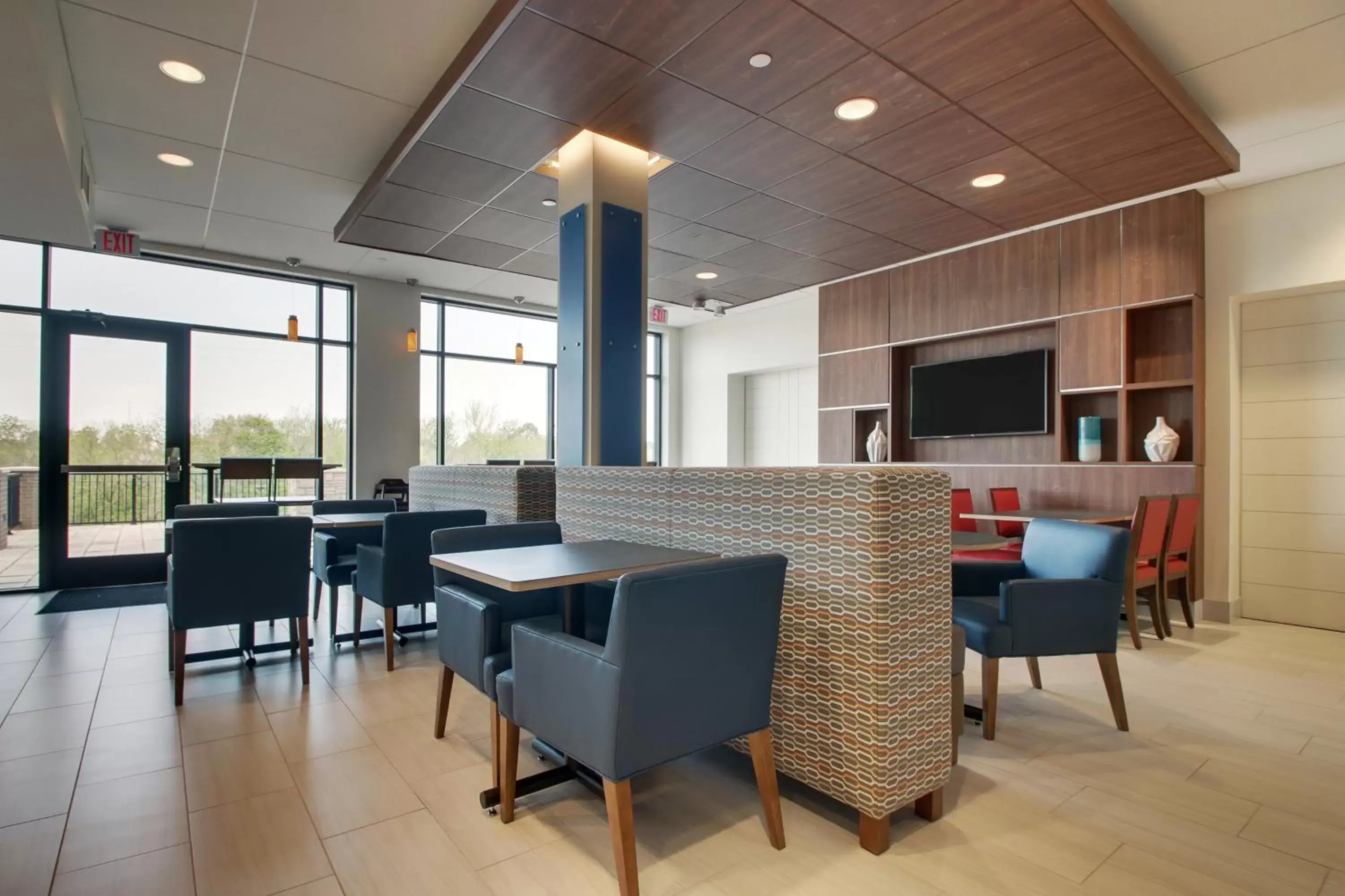 Breakfast, Lounge/Bar in Holiday Inn Express & Suites - Elizabethtown North, an IHG Hotel