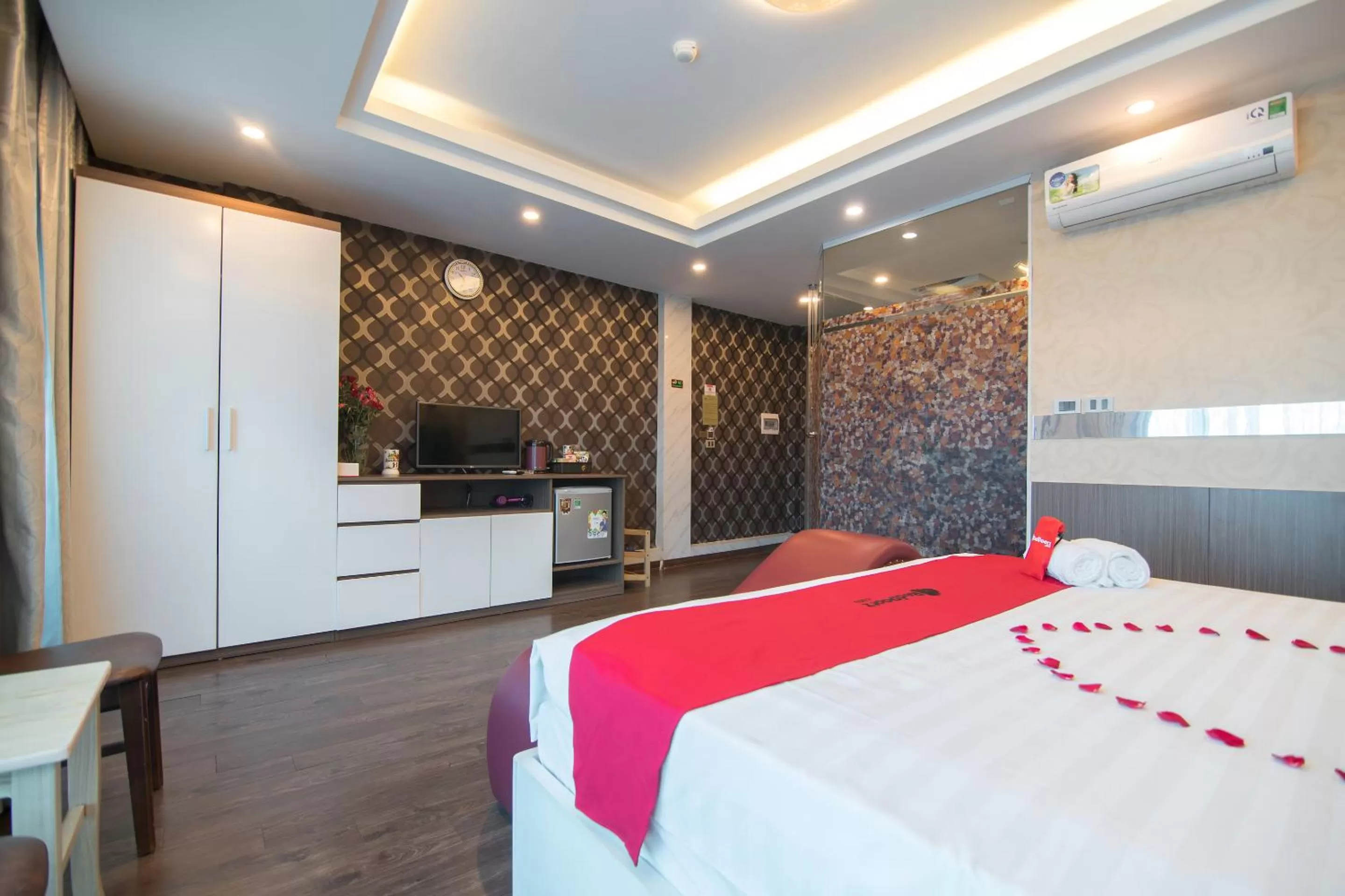 Photo of the whole room, Bed in The Royal Hotel Near West Lake