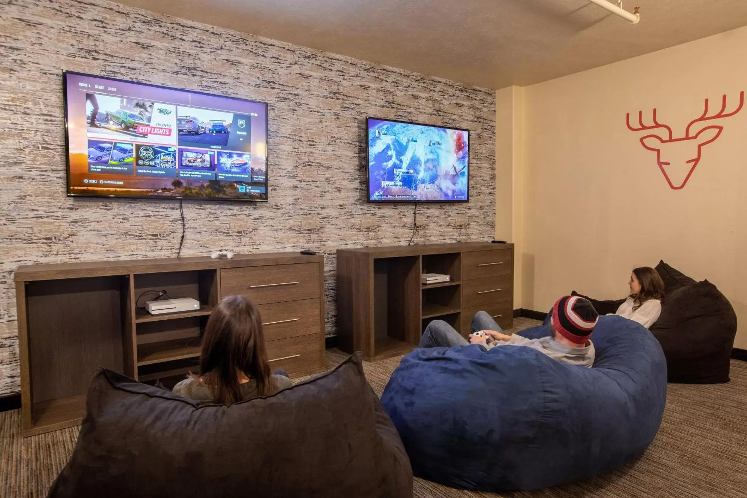 Game Room, TV/Entertainment Center in Yellowstone Park Hotel