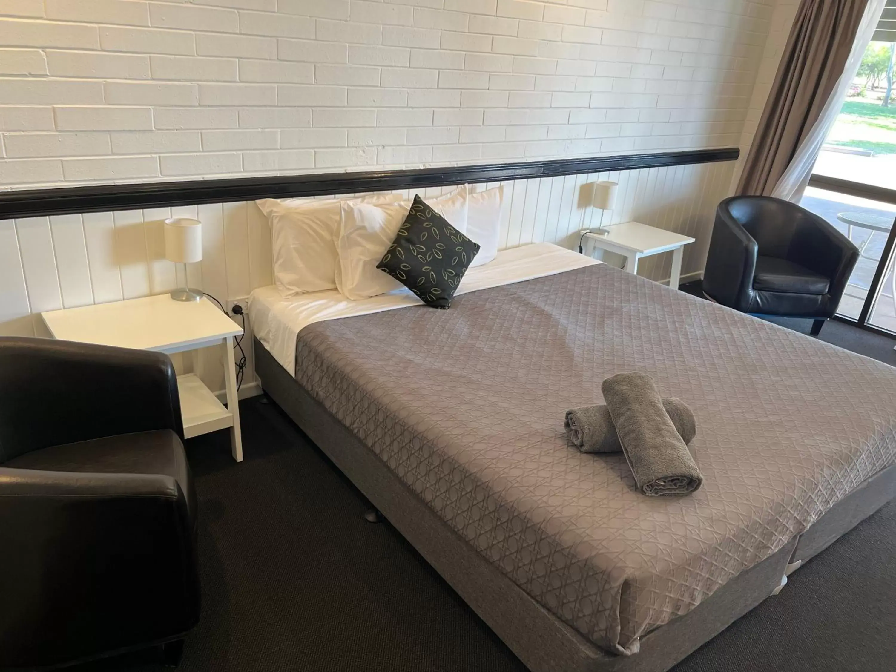 Bed in Albert Park Motor Inn-KING BED IN EVERY ROOM-RENOVATED 2022