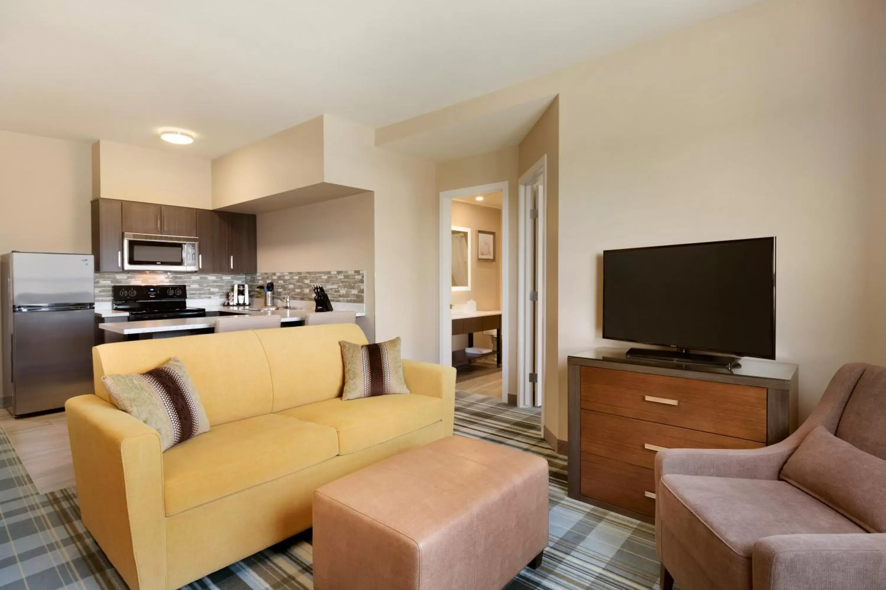 Bed, Seating Area in Airdrie Inn and Suites