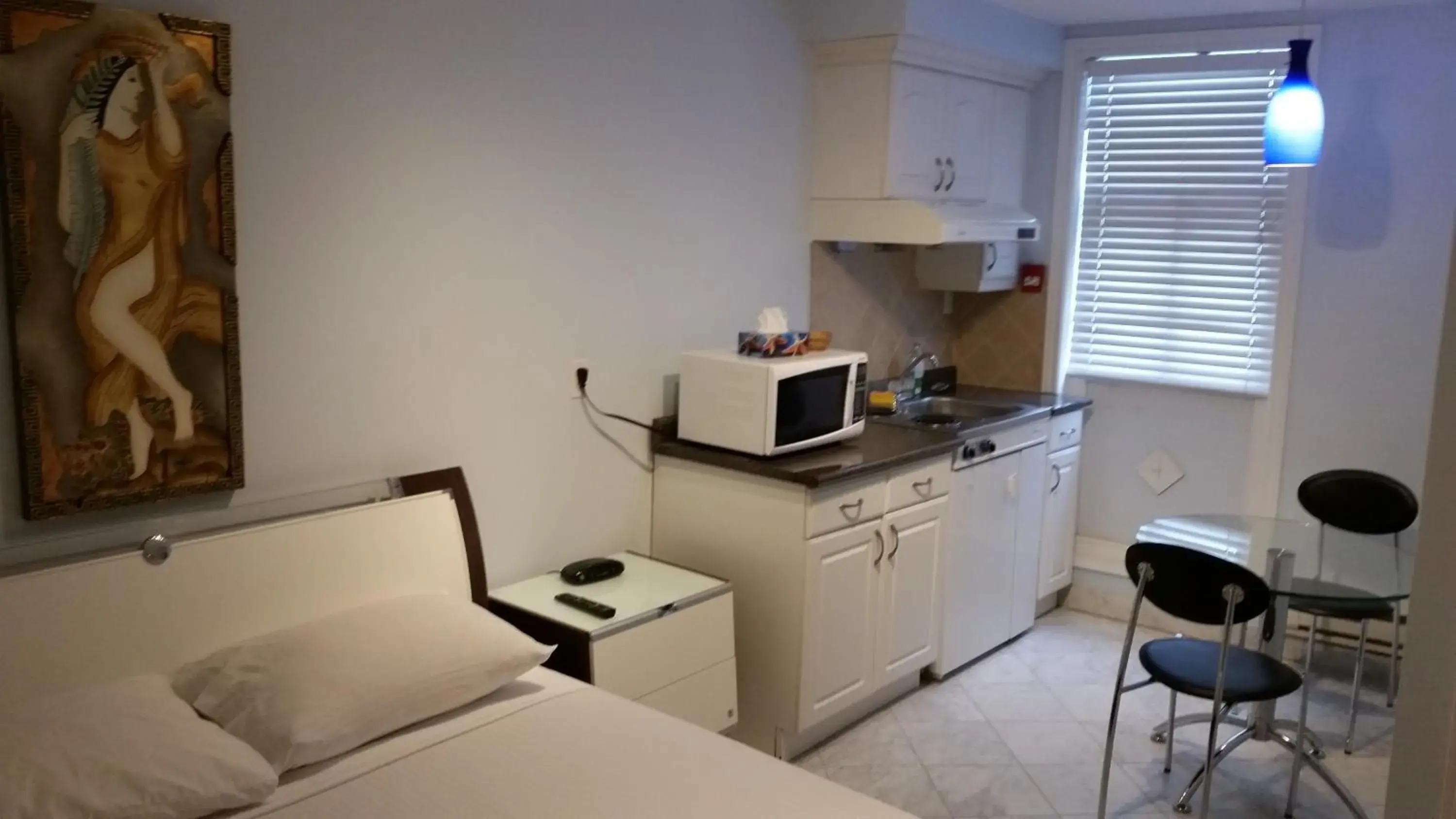 Kitchen or kitchenette, Bed in Dragon Gate Inn Kitchen or kitchenette, Bed in Dragon Gate Inn