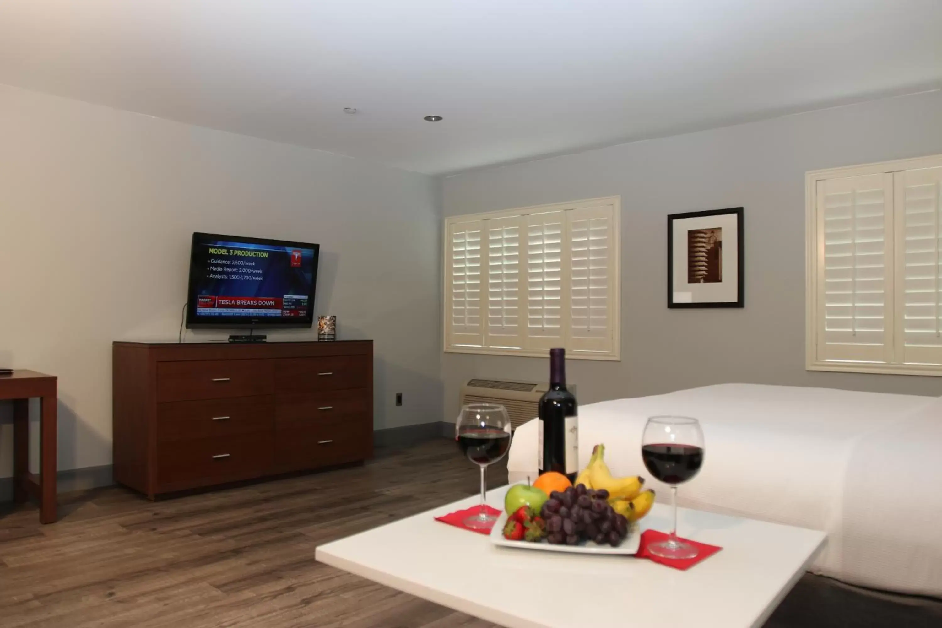 TV and multimedia, TV/Entertainment Center in BLVD Hotel & Studios- Walking Distance to Universal Studios Hollywood