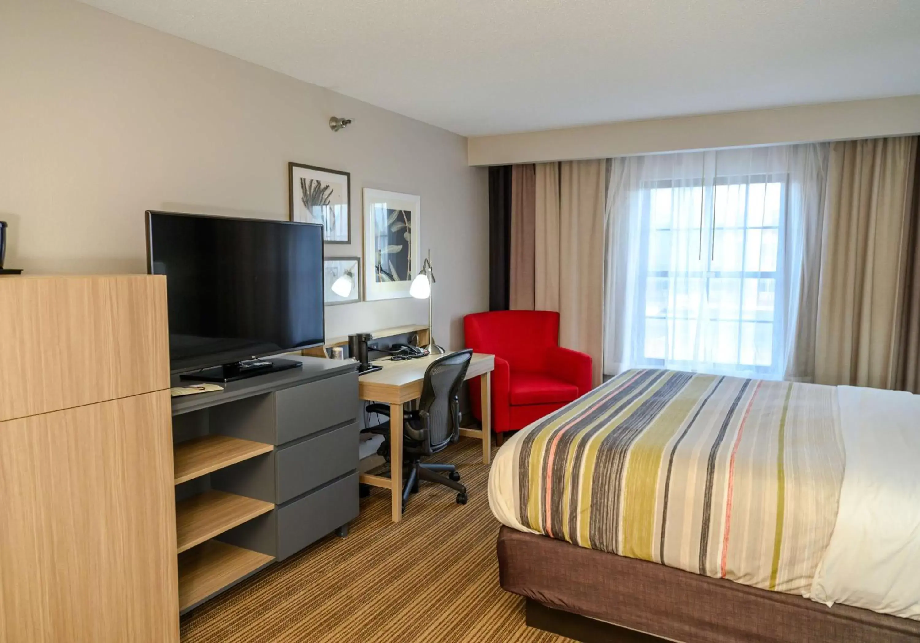 Bedroom, TV/Entertainment Center in Country Inn & Suites by Radisson, Greenfield, IN