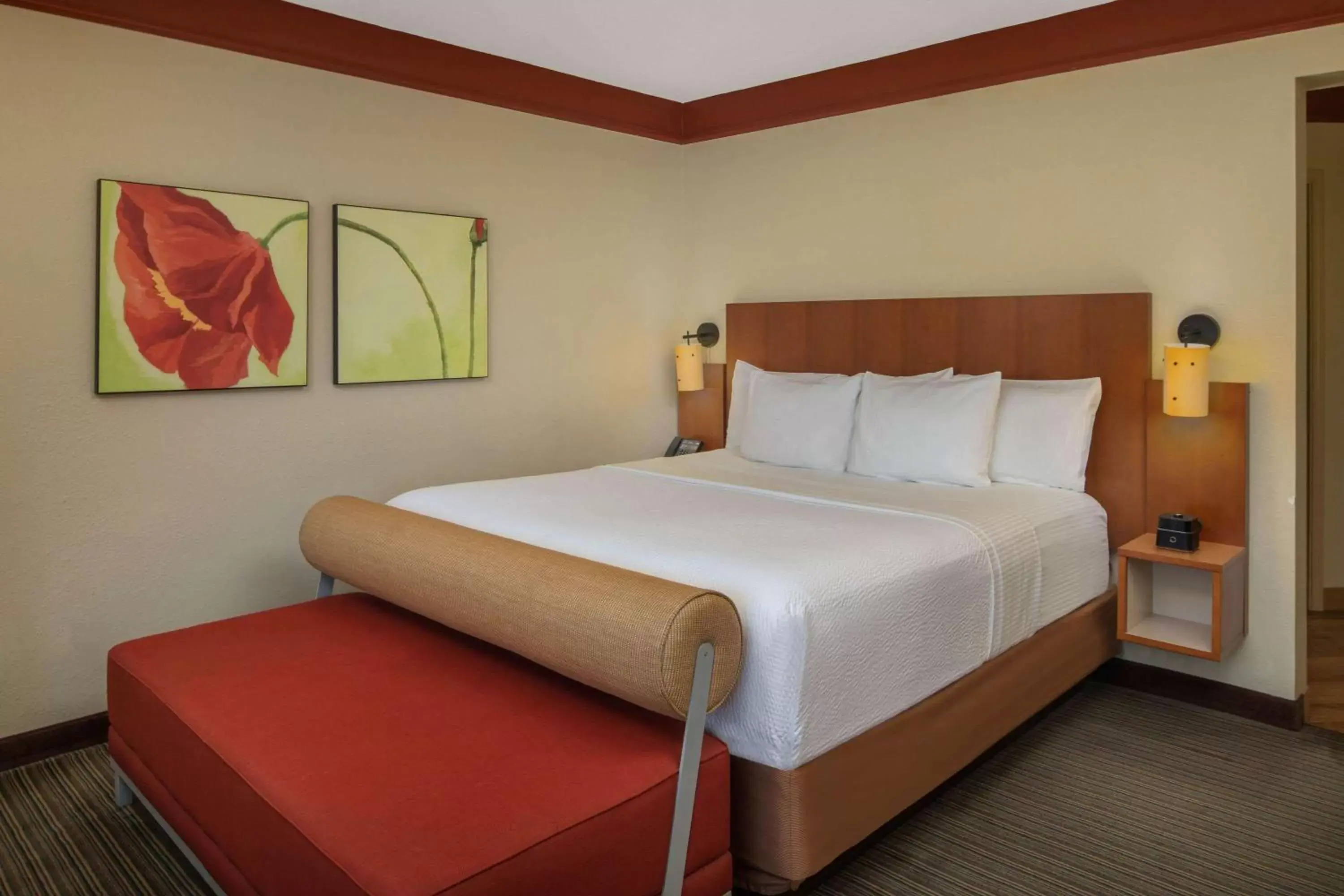 Photo of the whole room, Bed in La Quinta by Wyndham Atlanta Ballpark/Galleria