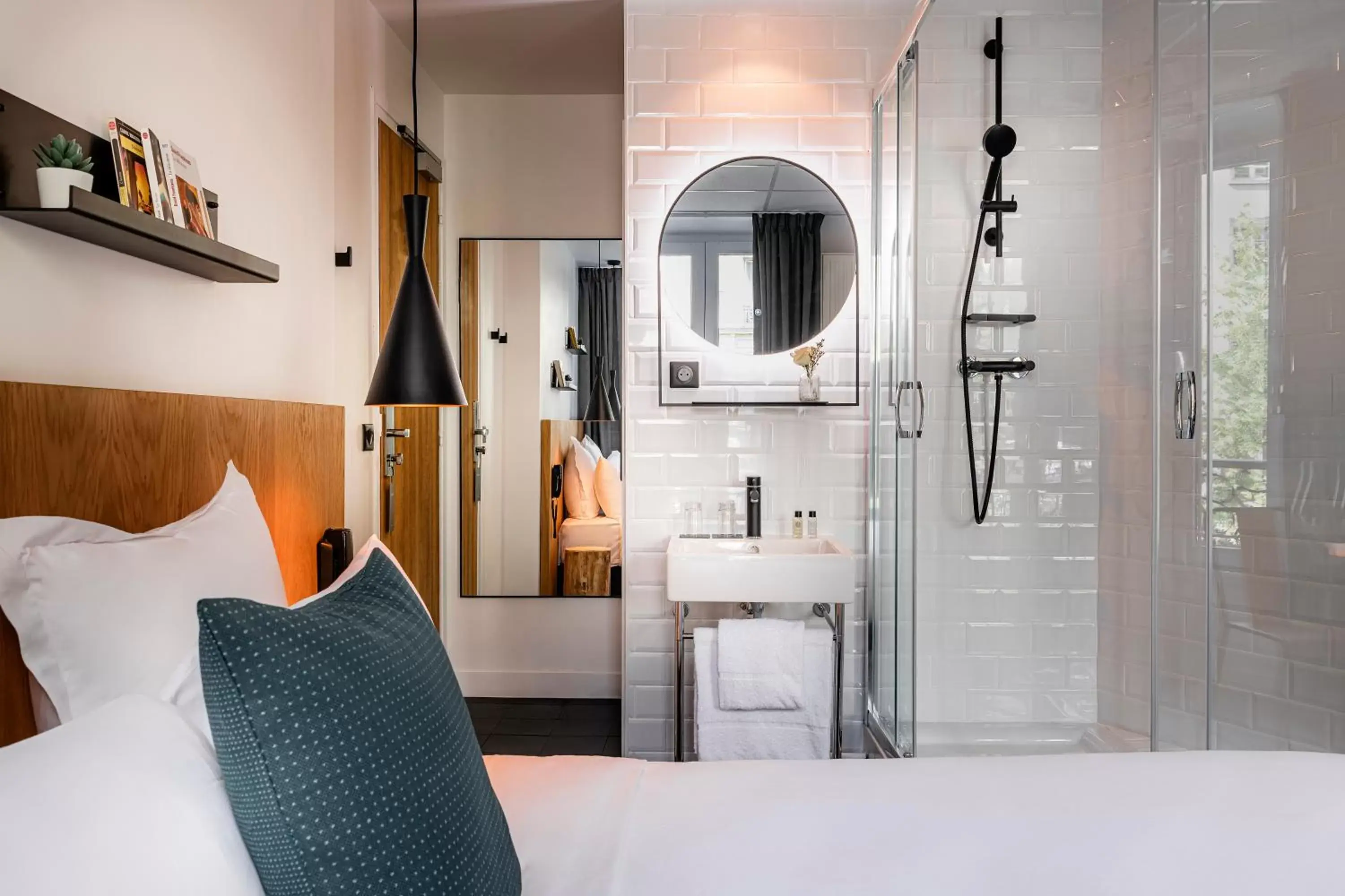 Shower, Bed in 9Hotel Bastille-Lyon