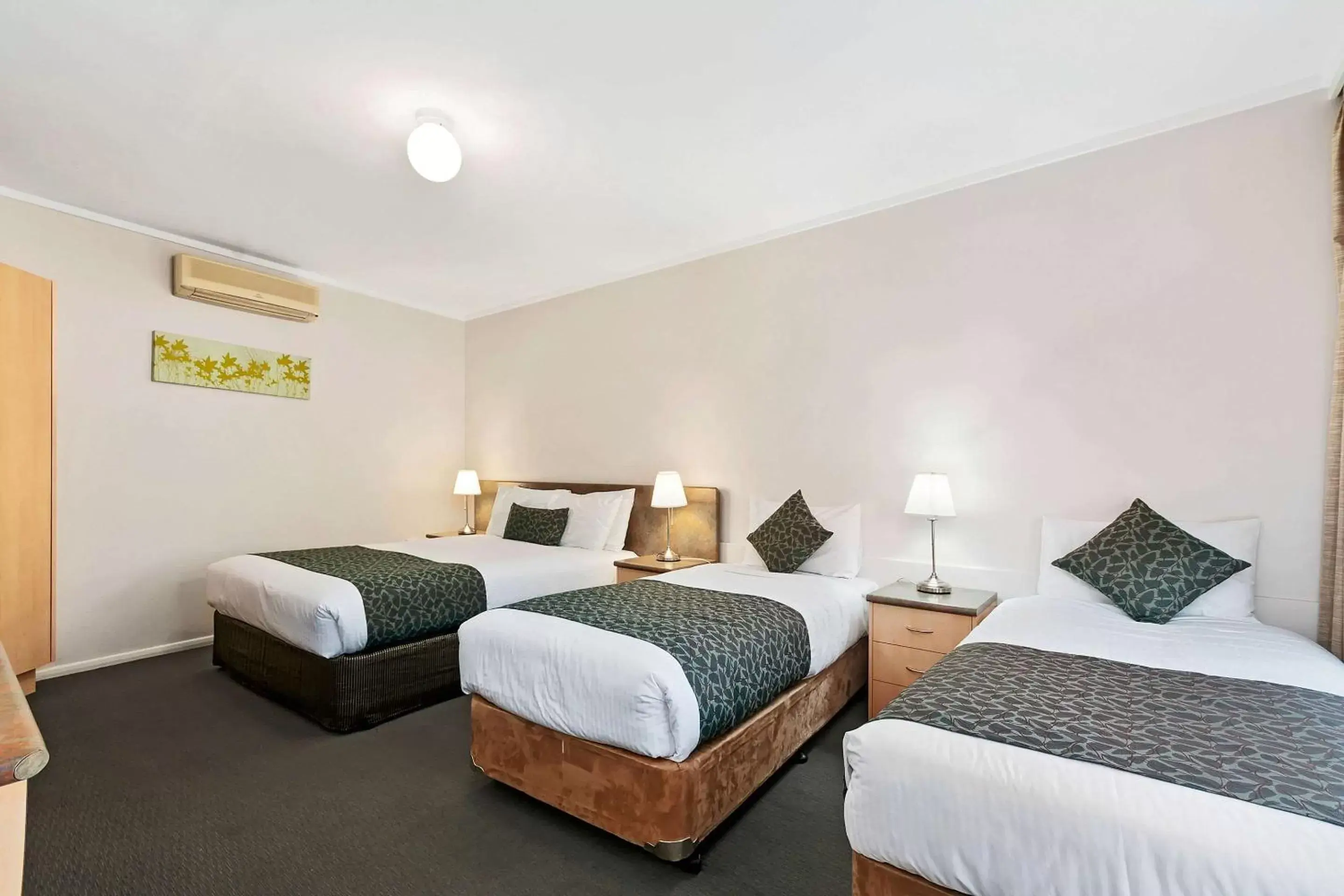 Photo of the whole room, Bed in Comfort Inn & Suites Lakes Entrance