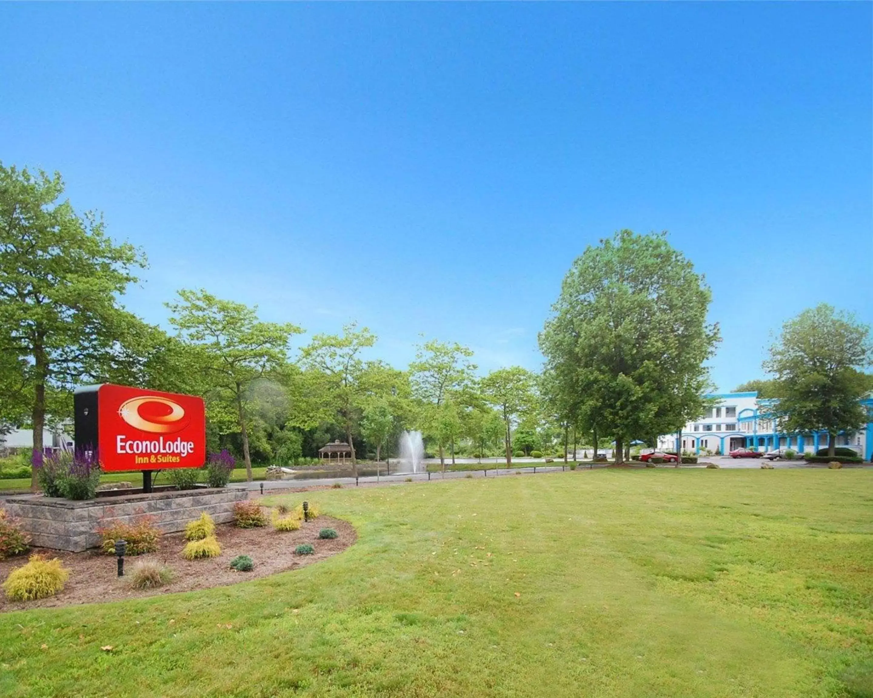 Property building, Garden in Econo Lodge Inn & Suites Old Saybrook - Westbrook