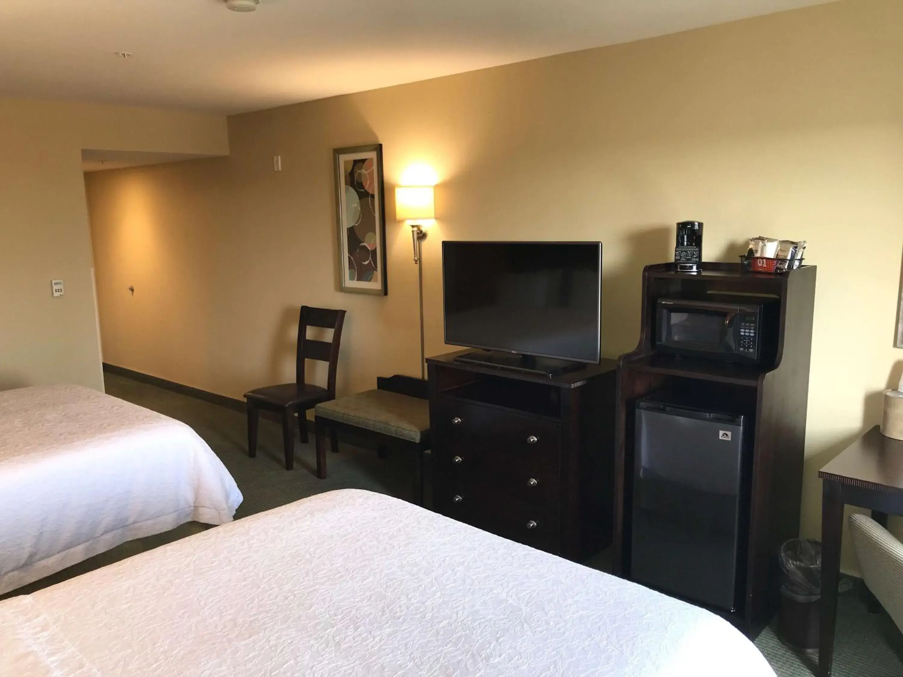 Bedroom, TV/Entertainment Center in Hampton Inn and Suites Austin - Lakeway