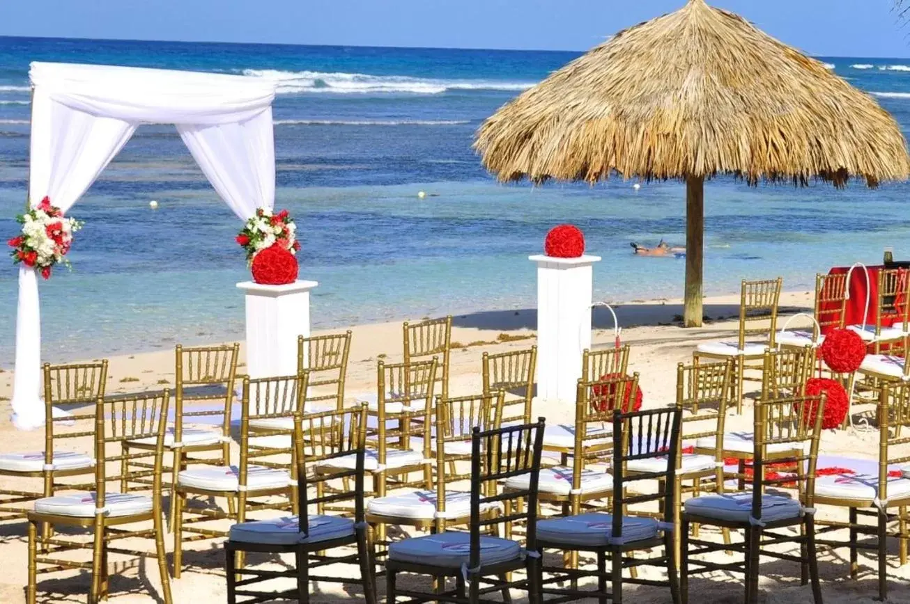 Area and facilities, Beach in Holiday Inn Resort Montego Bay All Inclusive, an IHG Hotel