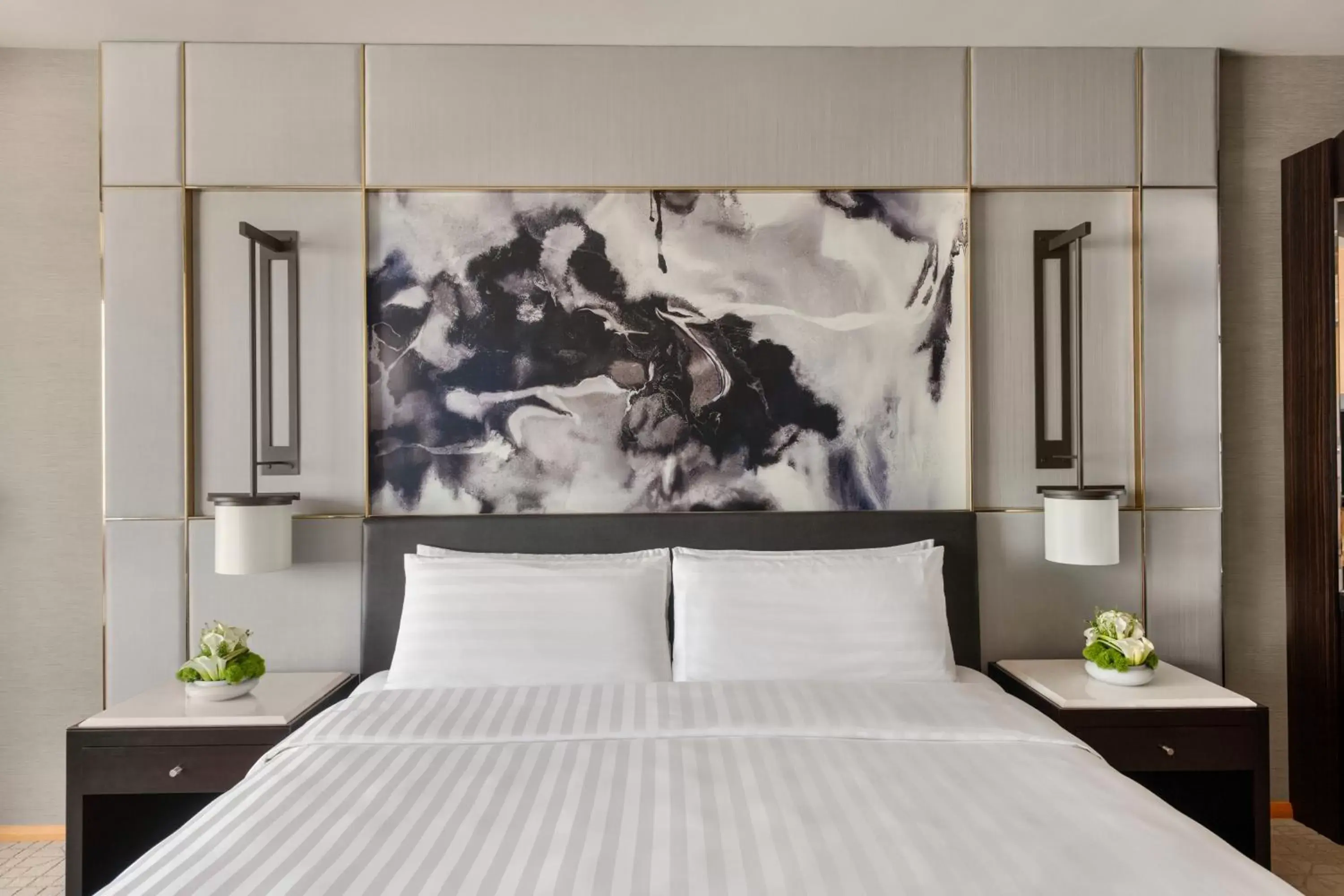 Bed in Shangri-La Dubai