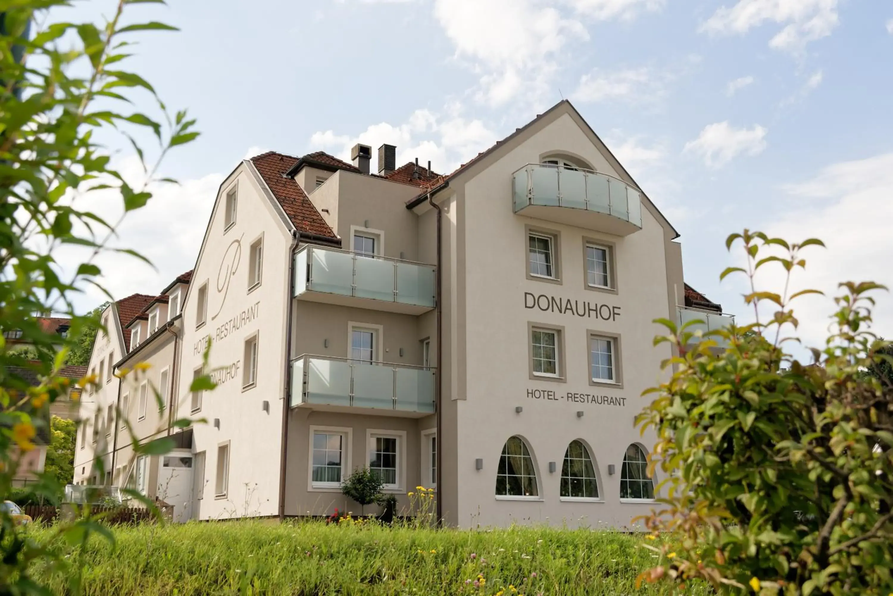 Facade/entrance, Property Building in Hotel Donauhof