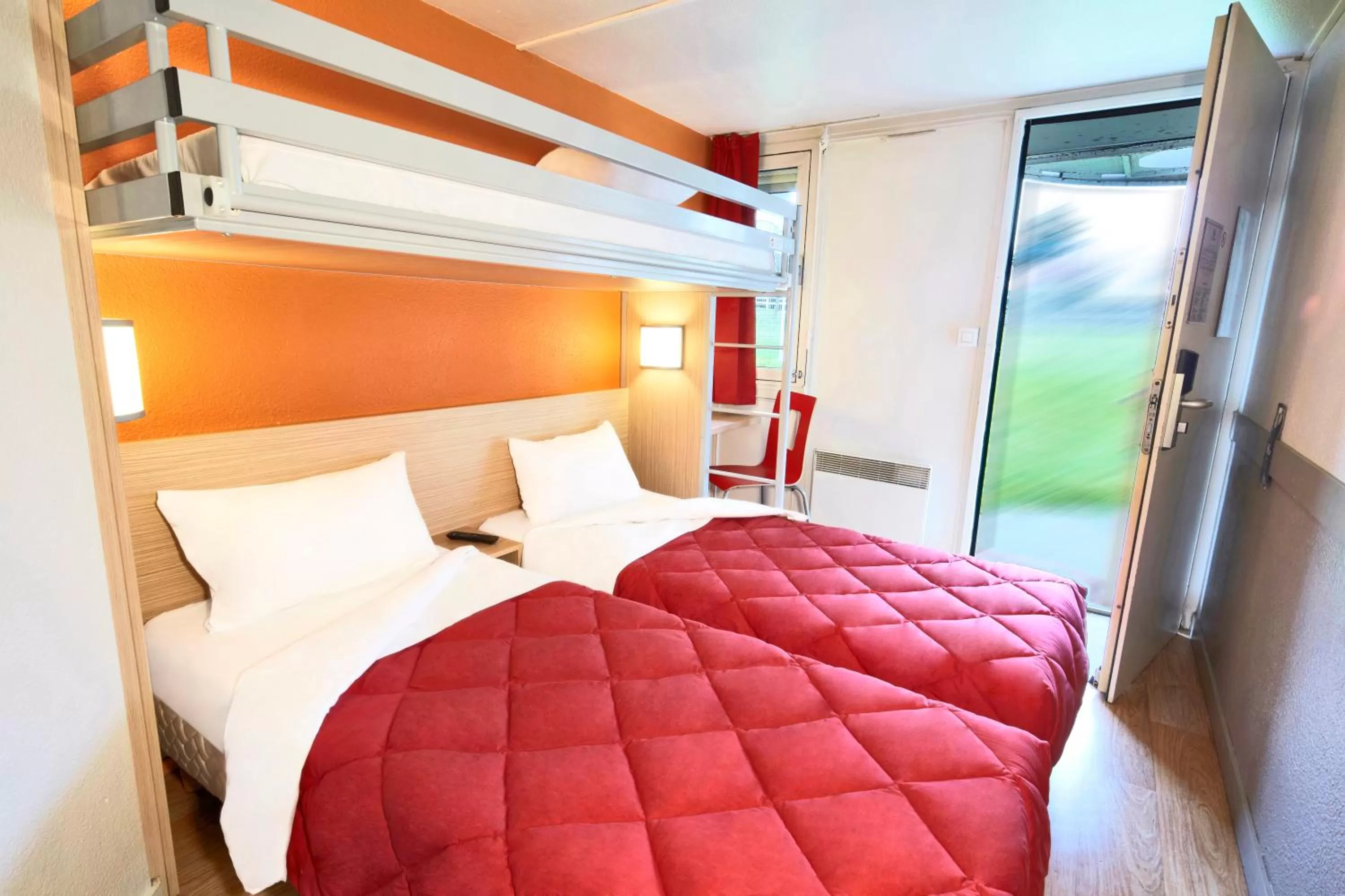 Photo of the whole room, Bed in Premiere Classe Toulouse Sud - Portet
