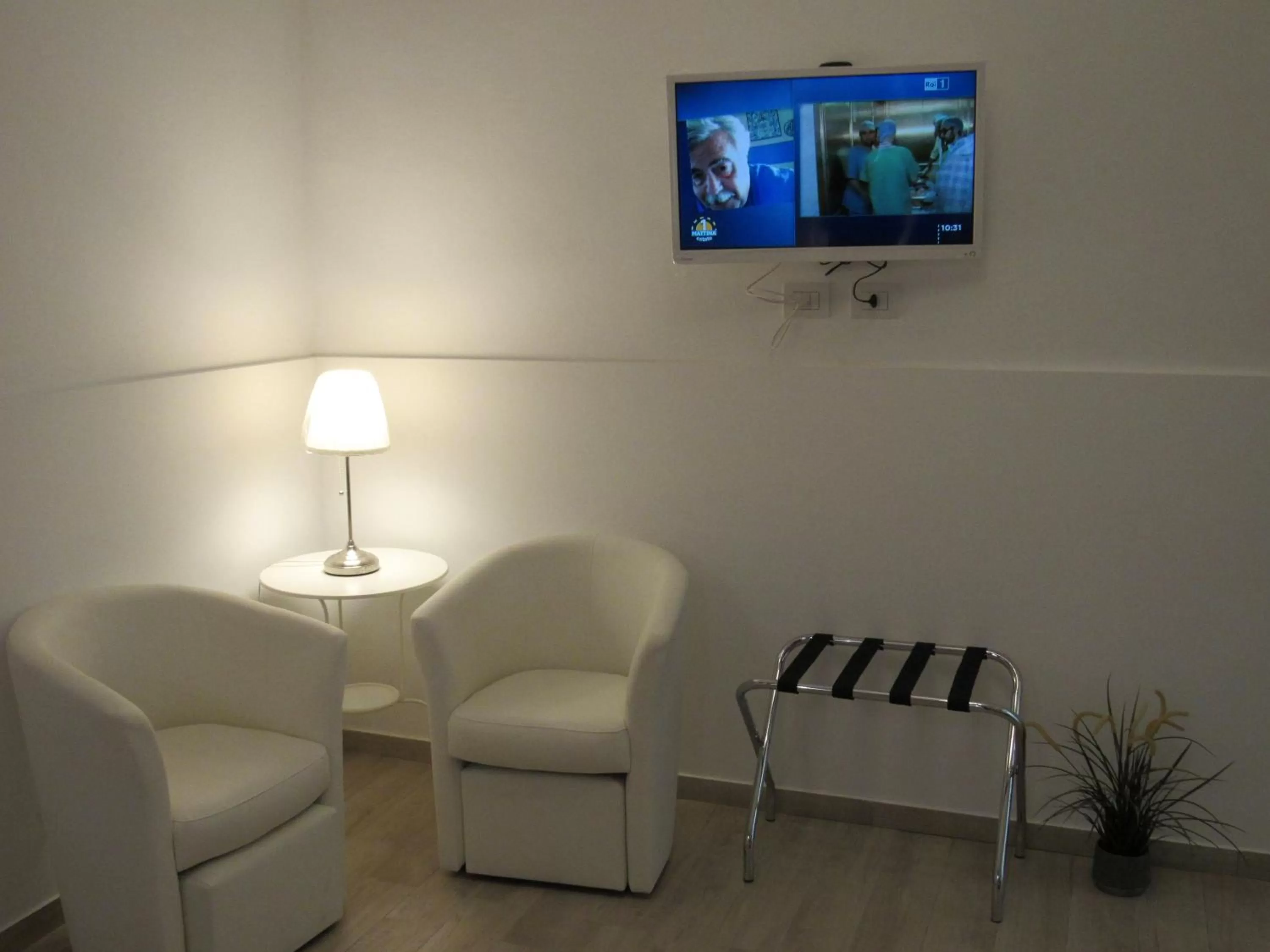 Photo of the whole room, Seating Area in La Voce del Violino