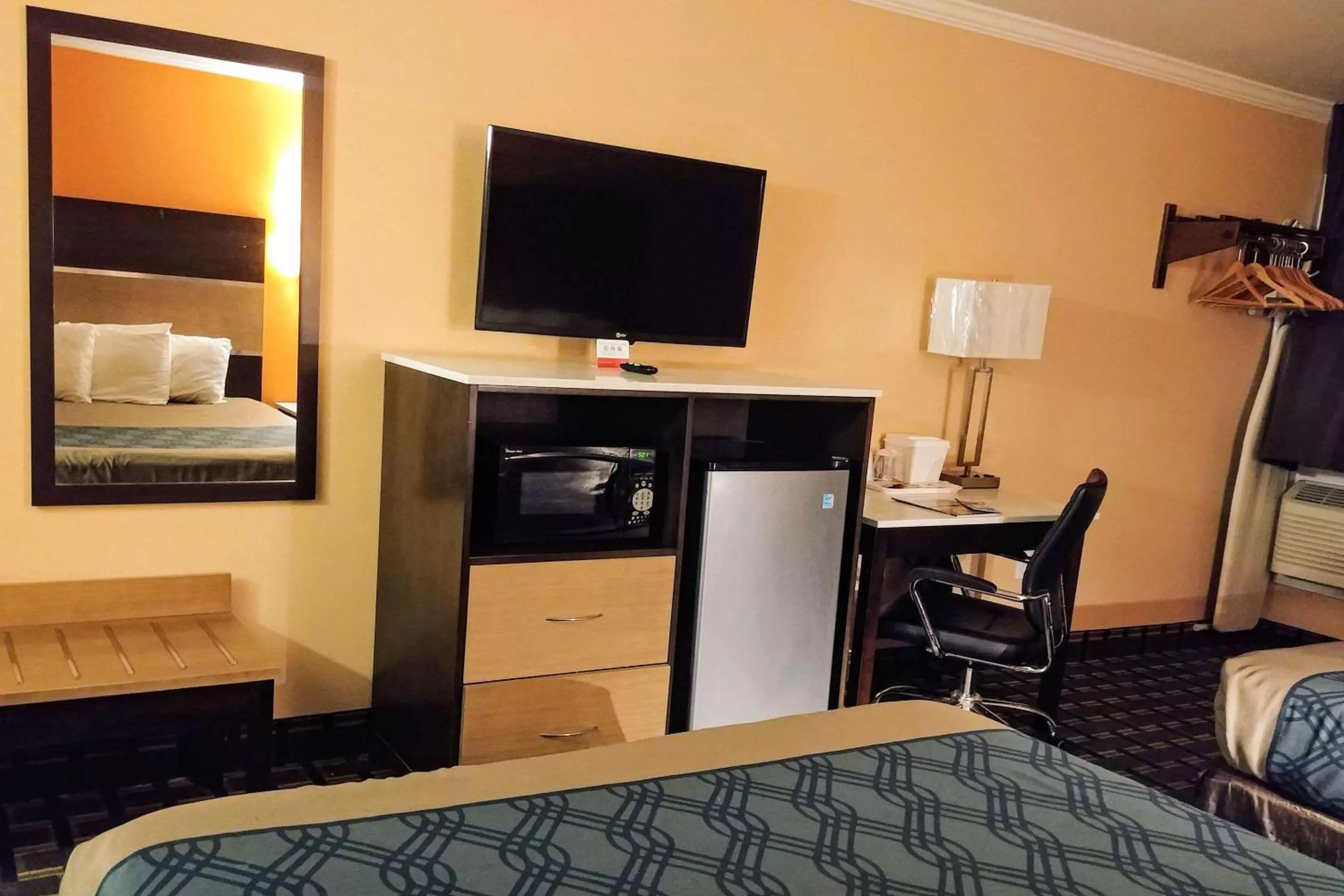 Photo of the whole room, Bed in Econo Lodge Milldale - Southington