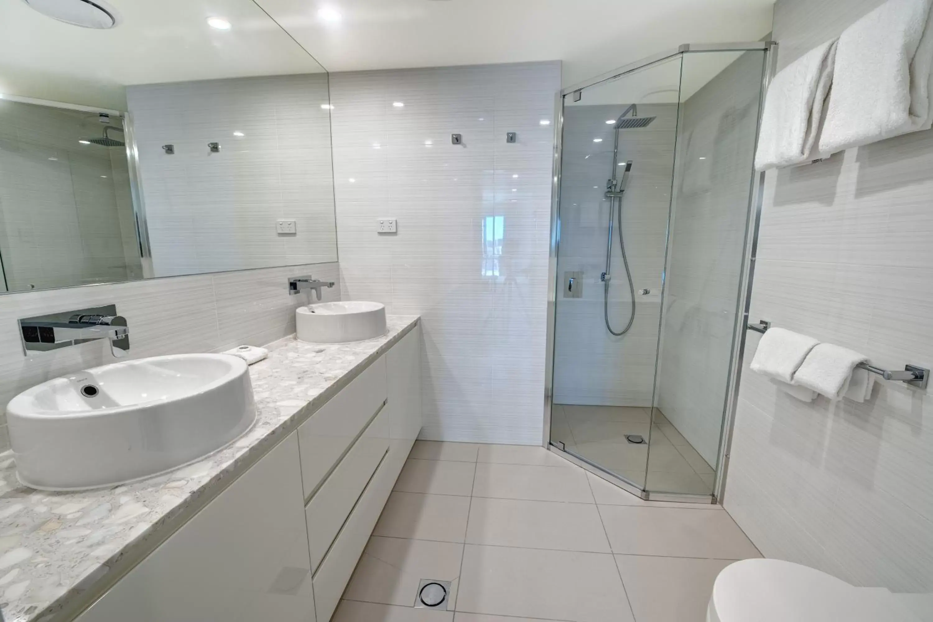 Shower, Bathroom in Belise Apartments