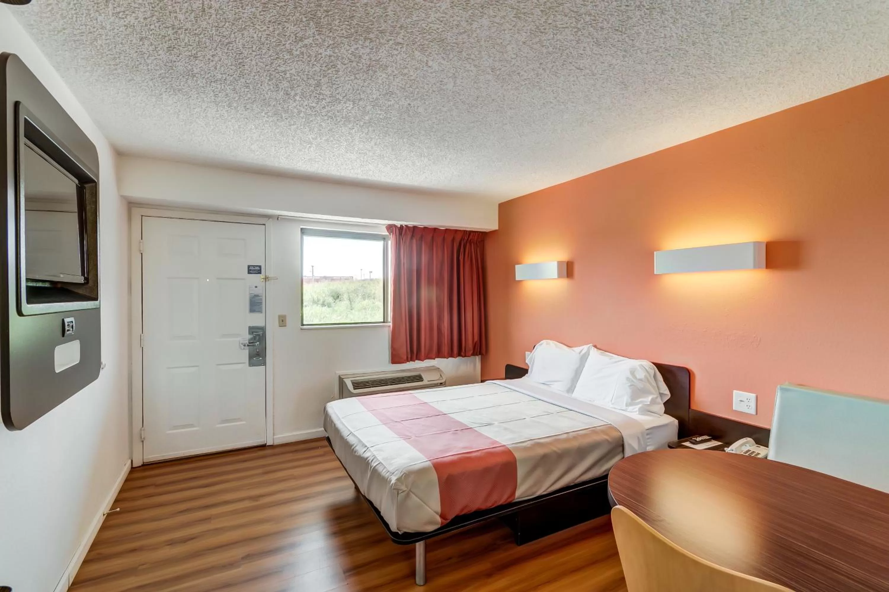 Photo of the whole room, Bed in Motel 6-Berea, KY