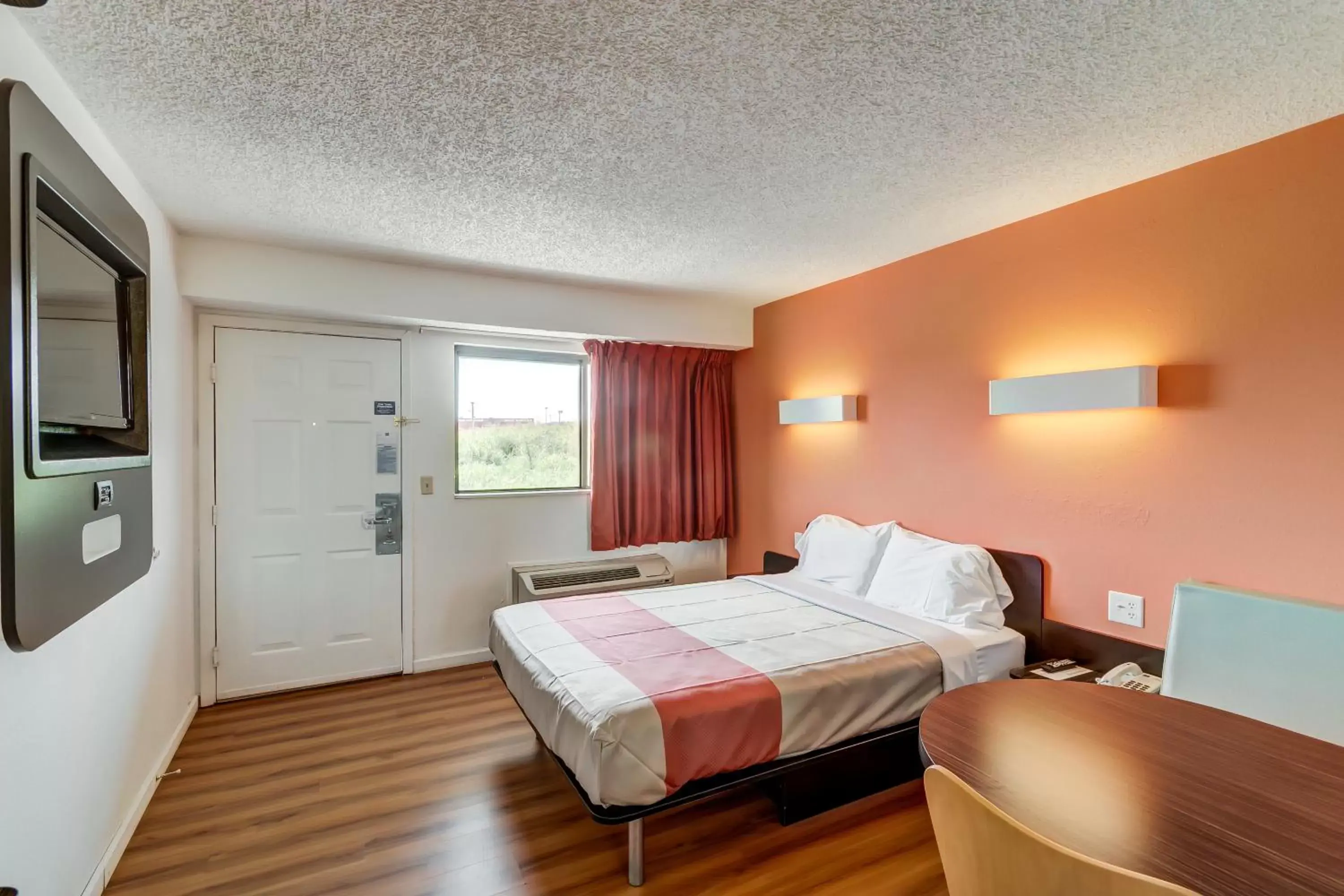 Photo of the whole room, Bed in Motel 6-Berea, KY Photo of the whole room, Bed in Motel 6-Berea, KY