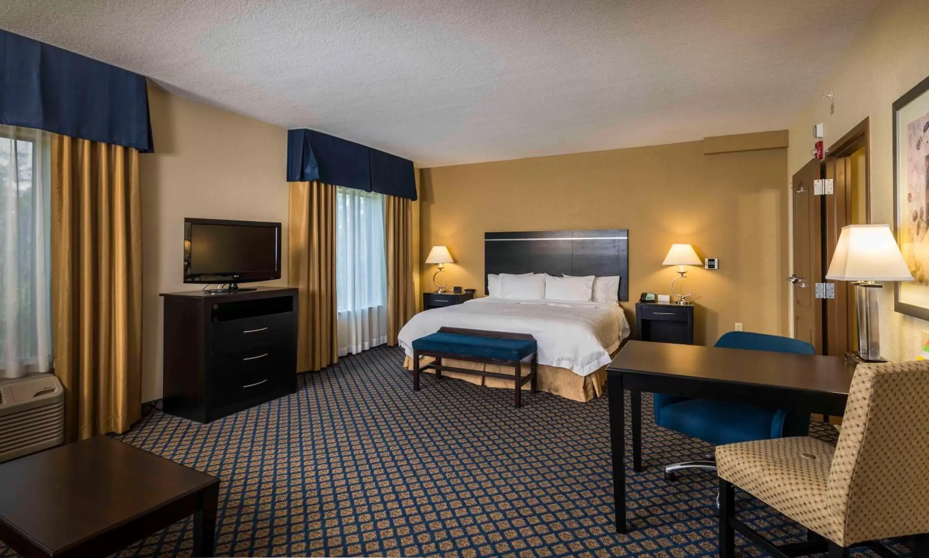 Bedroom, TV/Entertainment Center in Hampton Inn & Suites Jacksonville South - Bartram Park