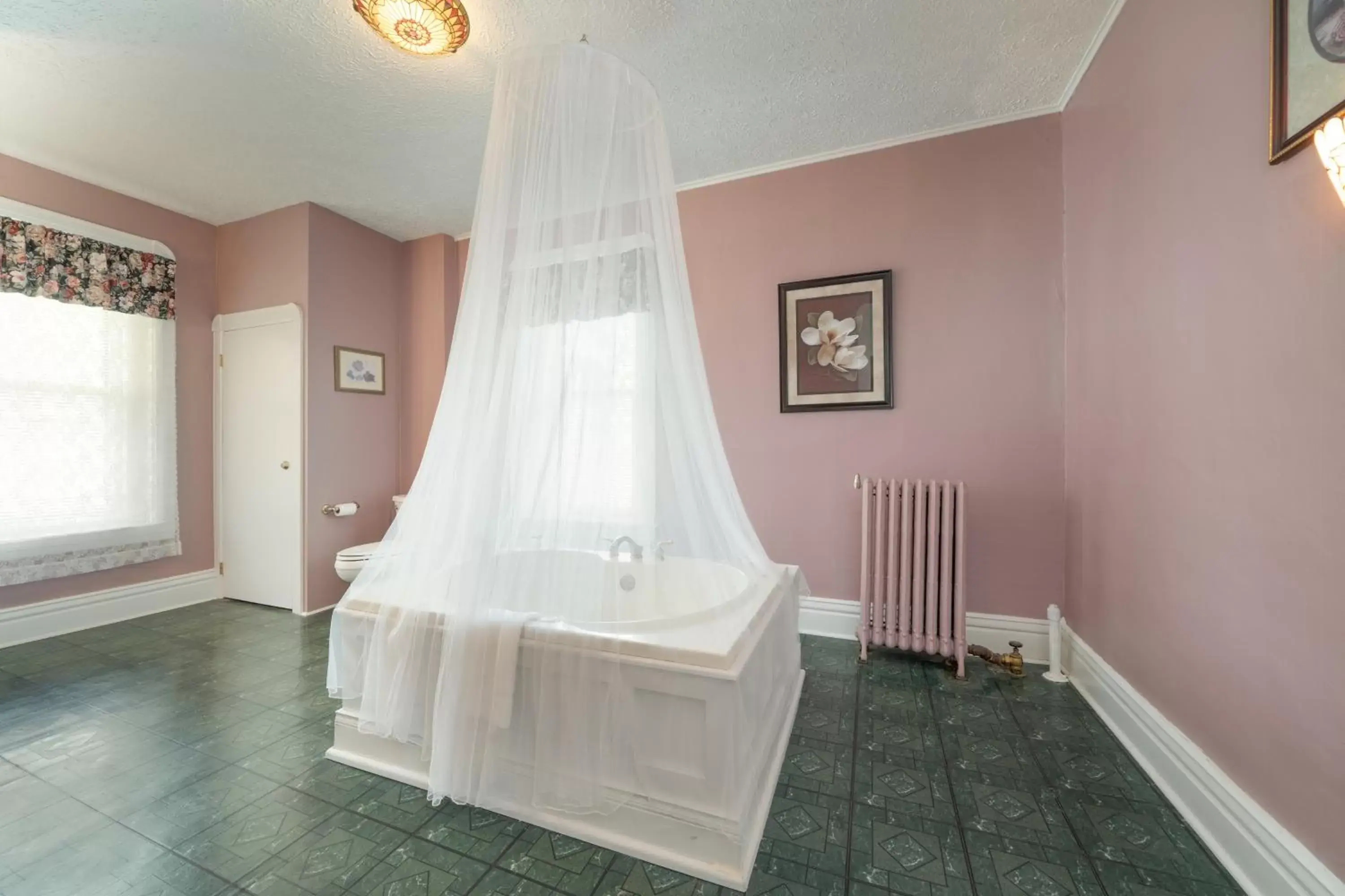 Bathroom, Bed in Naples Hotel