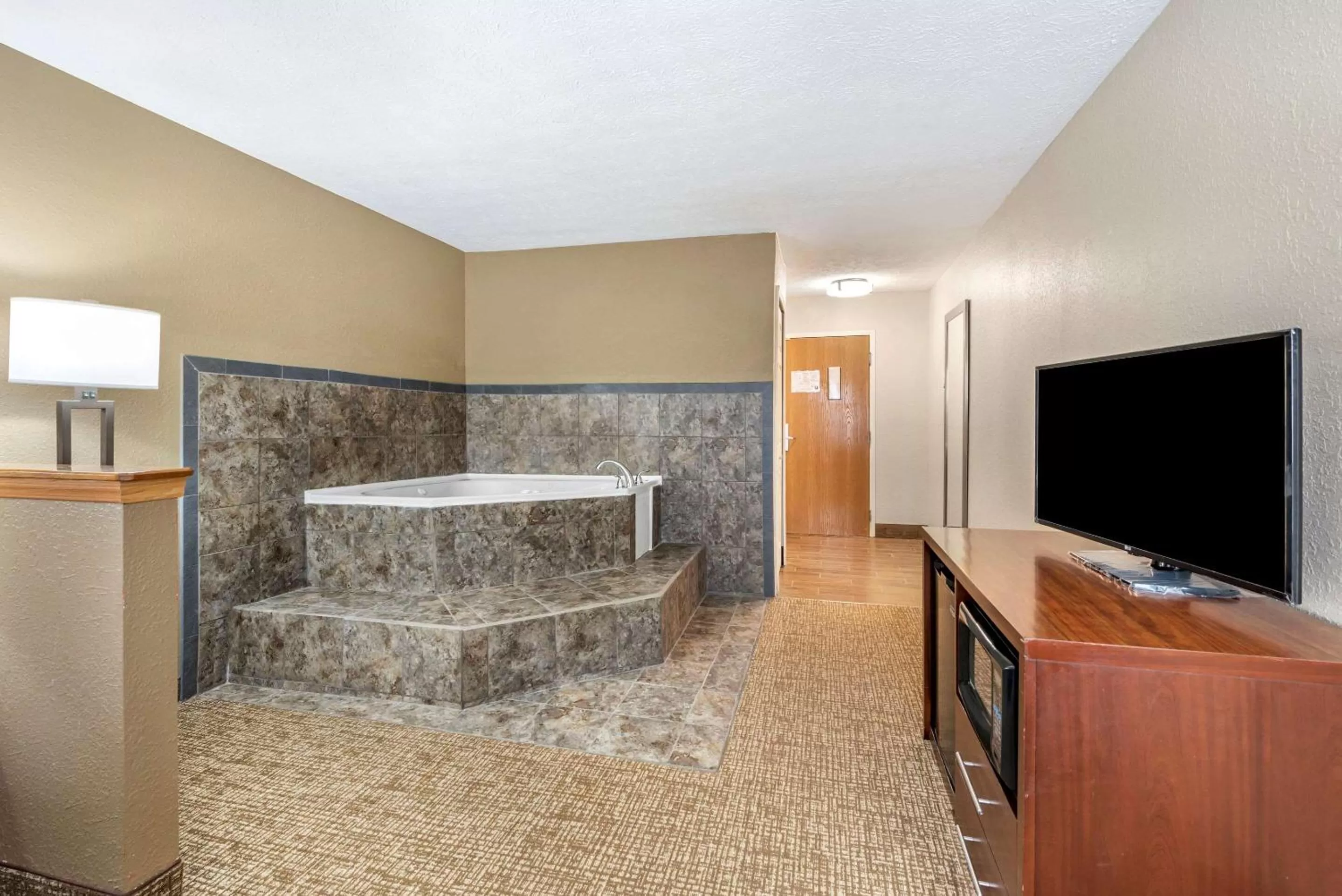 Hot Tub in Comfort Inn & Suites Cincinnati Eastgate