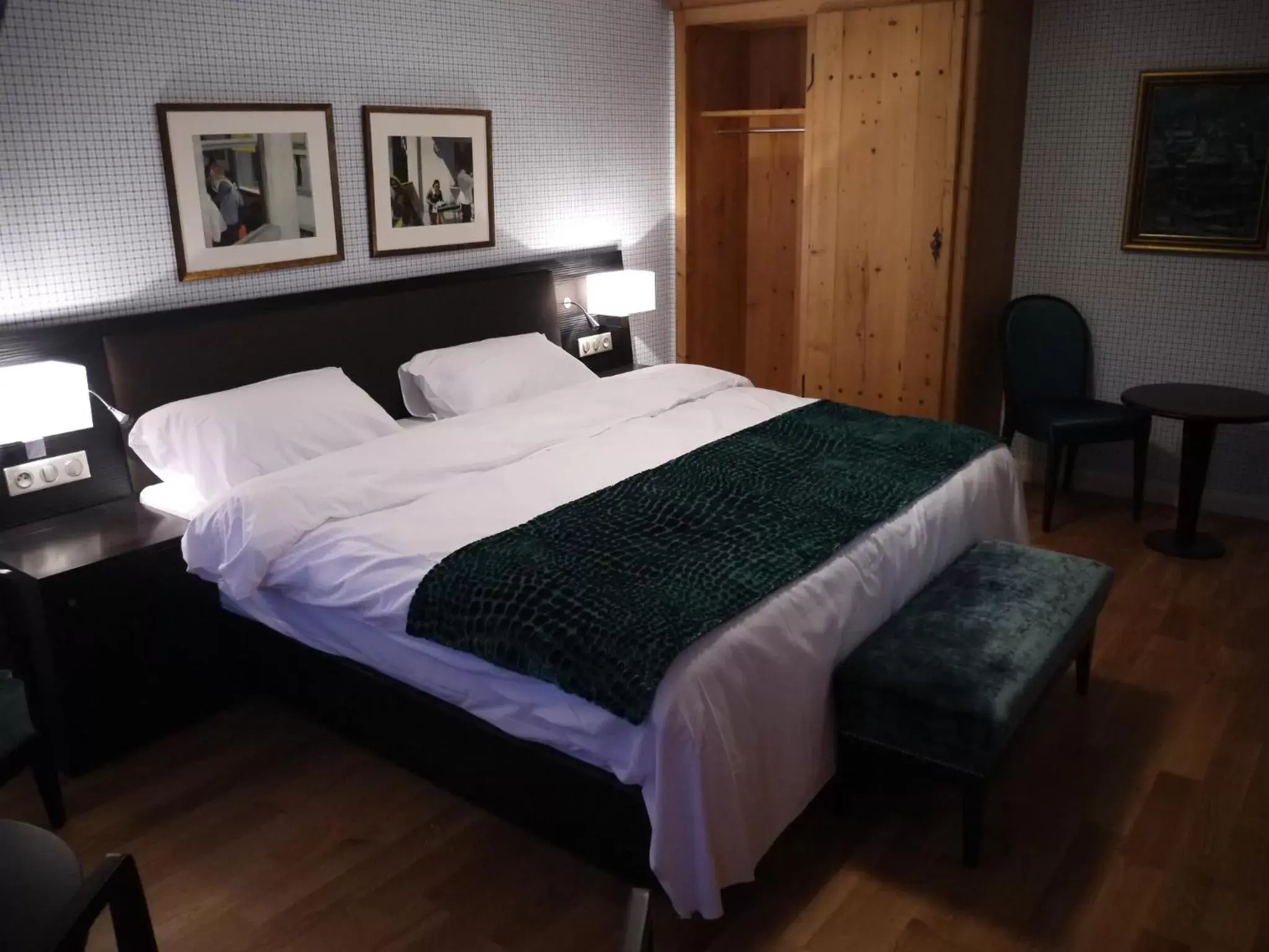 Photo of the whole room, Bed in Hôtel Ettenheim