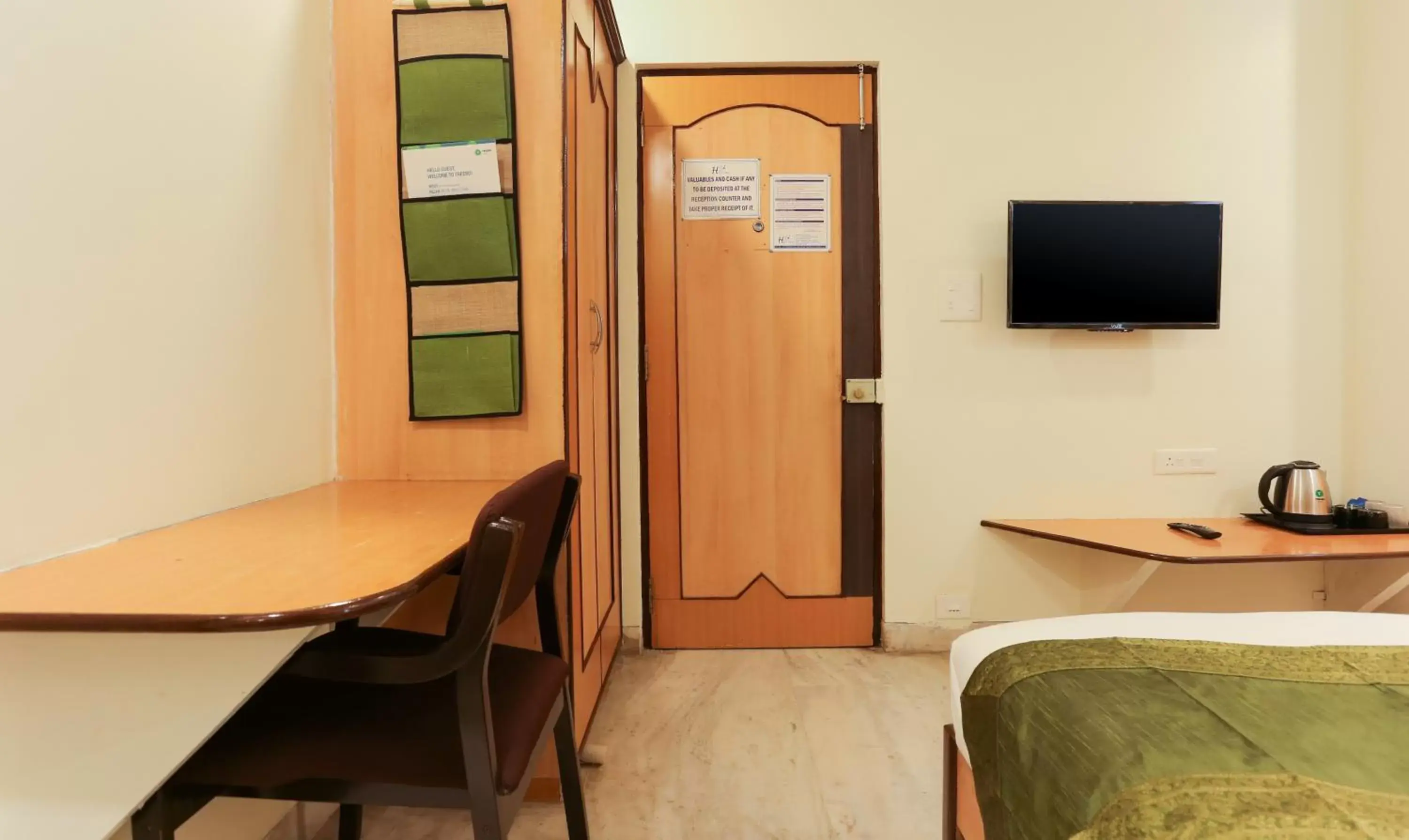 Photo of the whole room in Itsy Hotels Hill View Ex Photo of the whole room in Itsy Hotels Hill View Ex