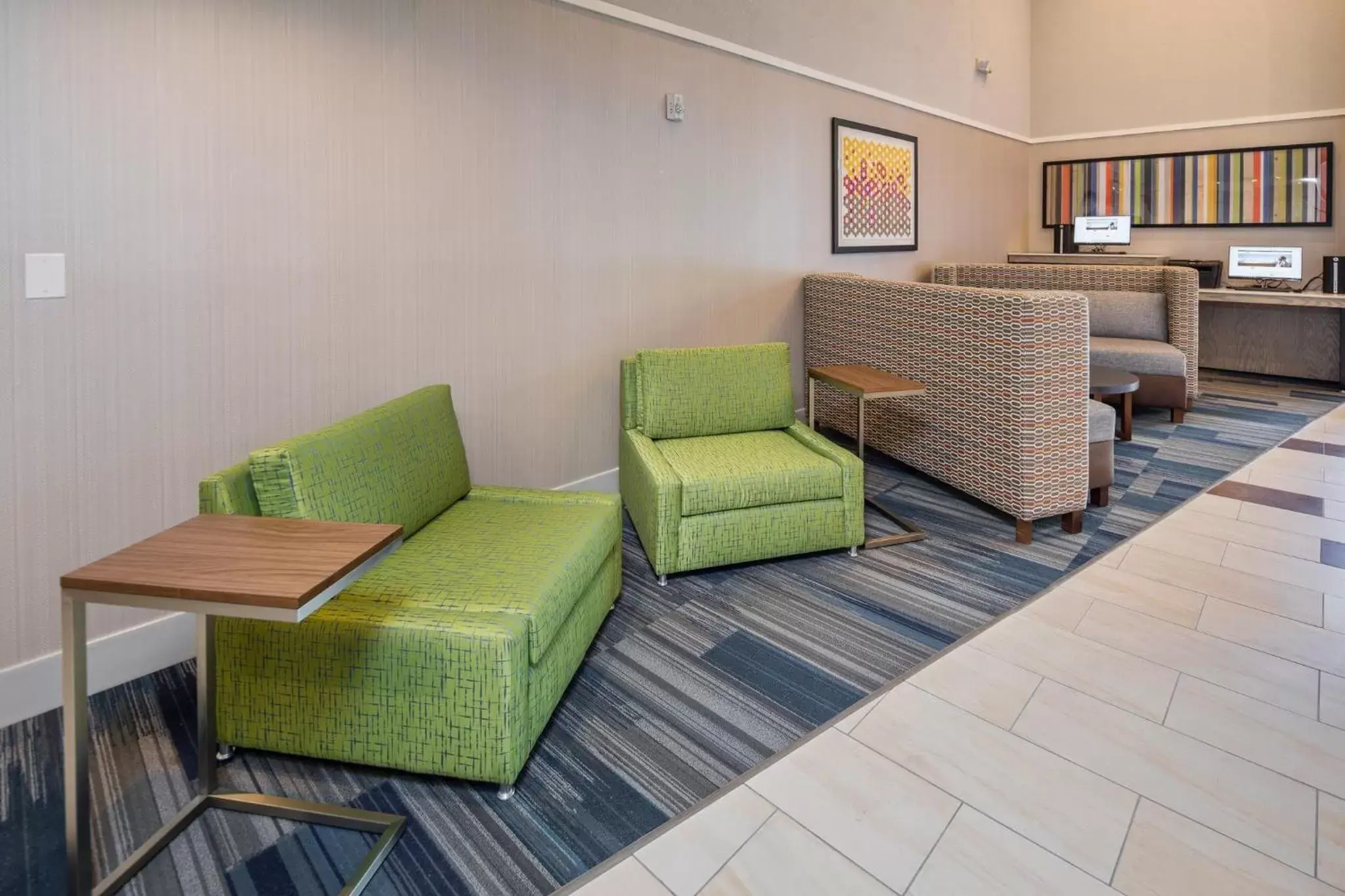 Lobby or reception, Seating Area in Holiday Inn Express - Sunnyvale - Silicon Valley, an IHG Hotel