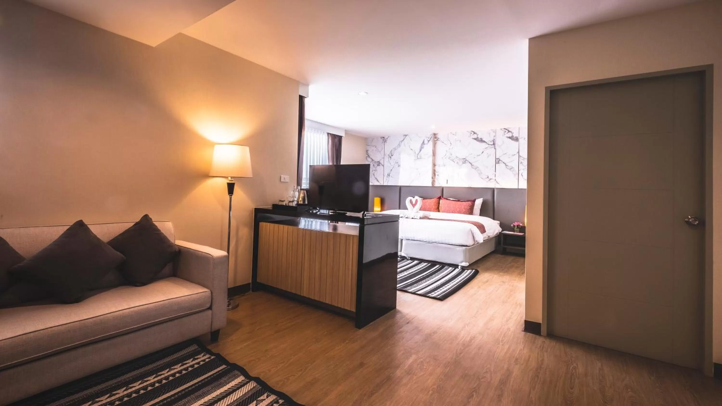 Living room, Bed in Sinsuvarn Airport Suite Hotel