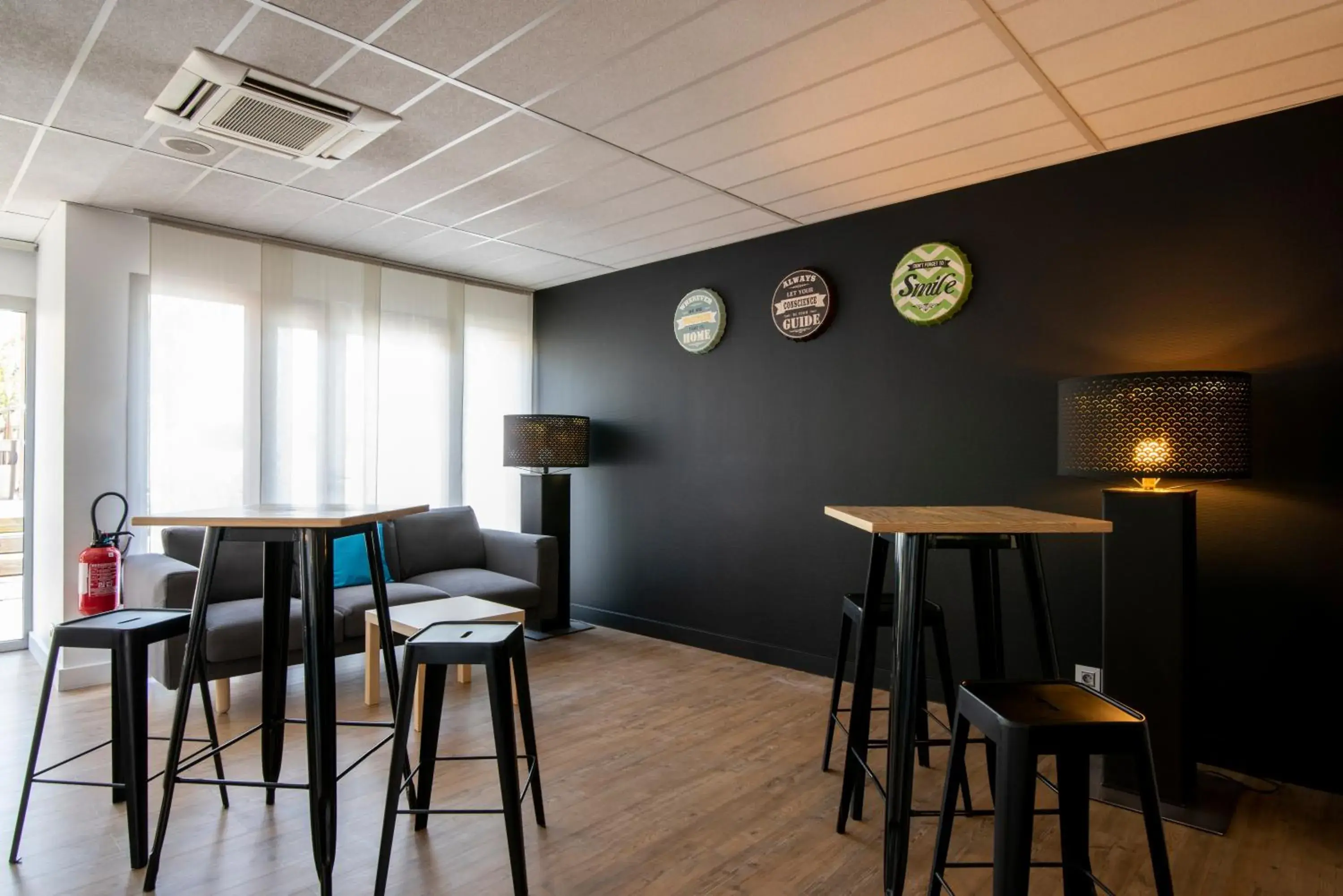 Lounge or bar, Restaurant/Places to Eat in Zenitude Hôtel-Résidences Le Parc de l'Escale